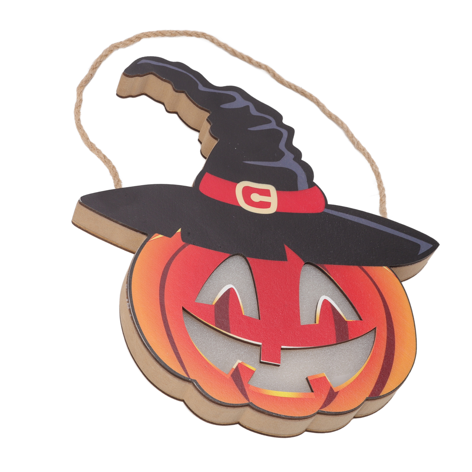Eine Halloween-Dekoration aus einem Kürbis mit Hexenhut, der an einem Seil hängt, auf weißem Grund.