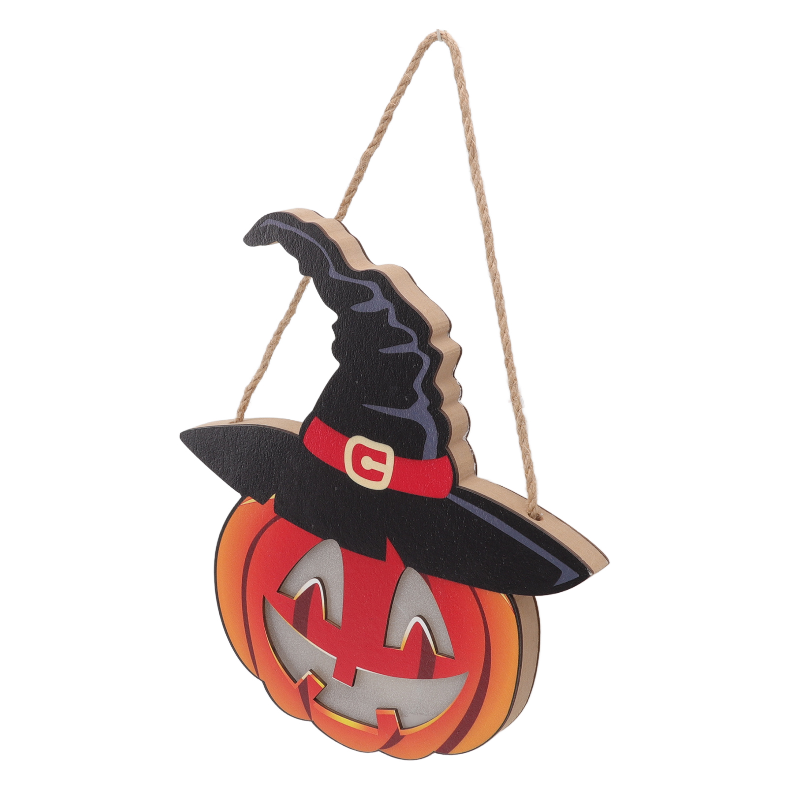 Eine Halloween-Kürbisdekoration mit Hexenhut, die an einer Schnur hängt, auf weißem Hintergrund.
