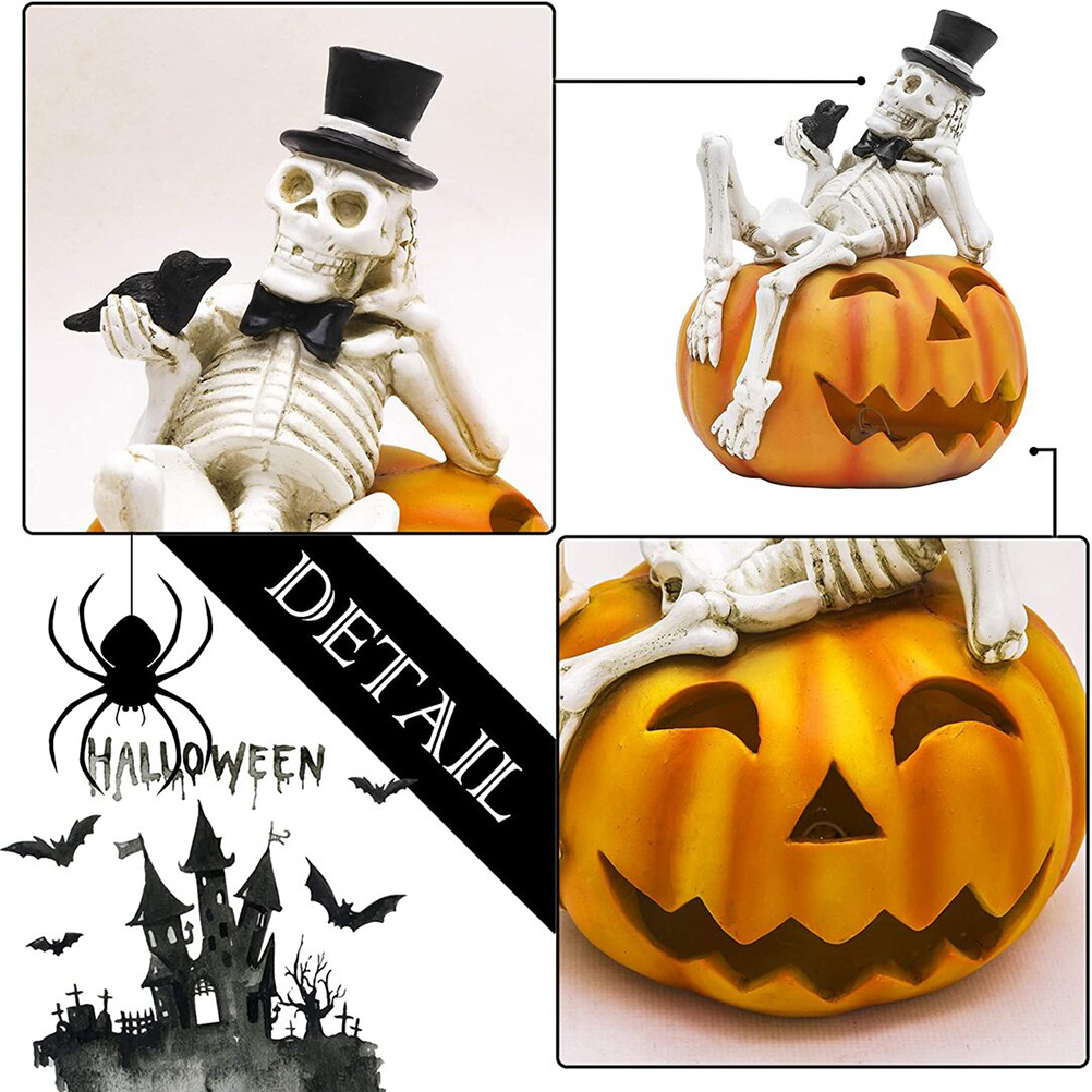 Halloween-Dekorationen: Ein Skelett mit Zylinder, das auf einem Kürbis sitzt. Auch eine Spinne, ein Schloss und Fledermäuse sind sichtbar.