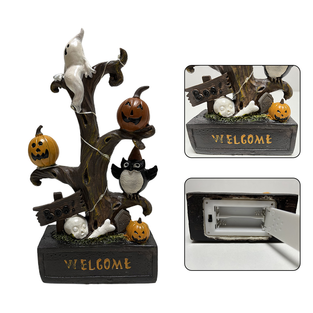 Halloween-Dekoration mit Geist, Kürbissen, Eule und Schädeln auf einem Baum mit 'WELCOME' auf der Basis.