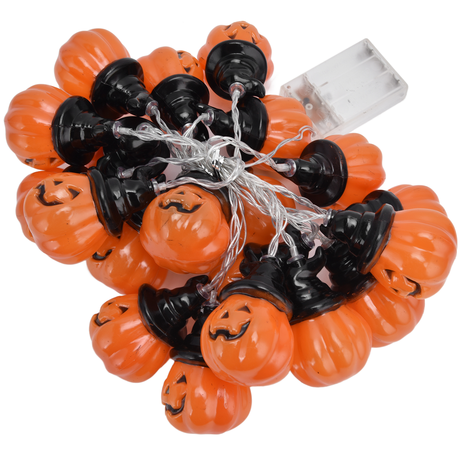 Schnur aus orangefarbenen Kürbislichtern mit schwarzen Hexenhüten. Enthält ein durchsichtiges Batteriefach. Weißer Hintergrund.