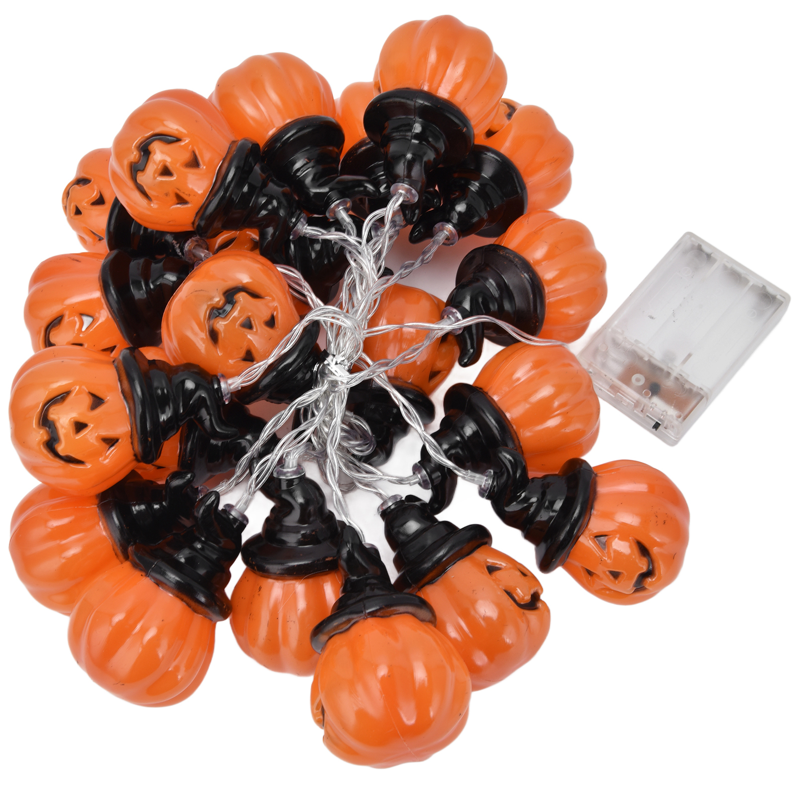 Lichterkette aus orangefarbenen Kürbissen mit schwarzen Hüten und einem Akkupack auf weißem Grund.