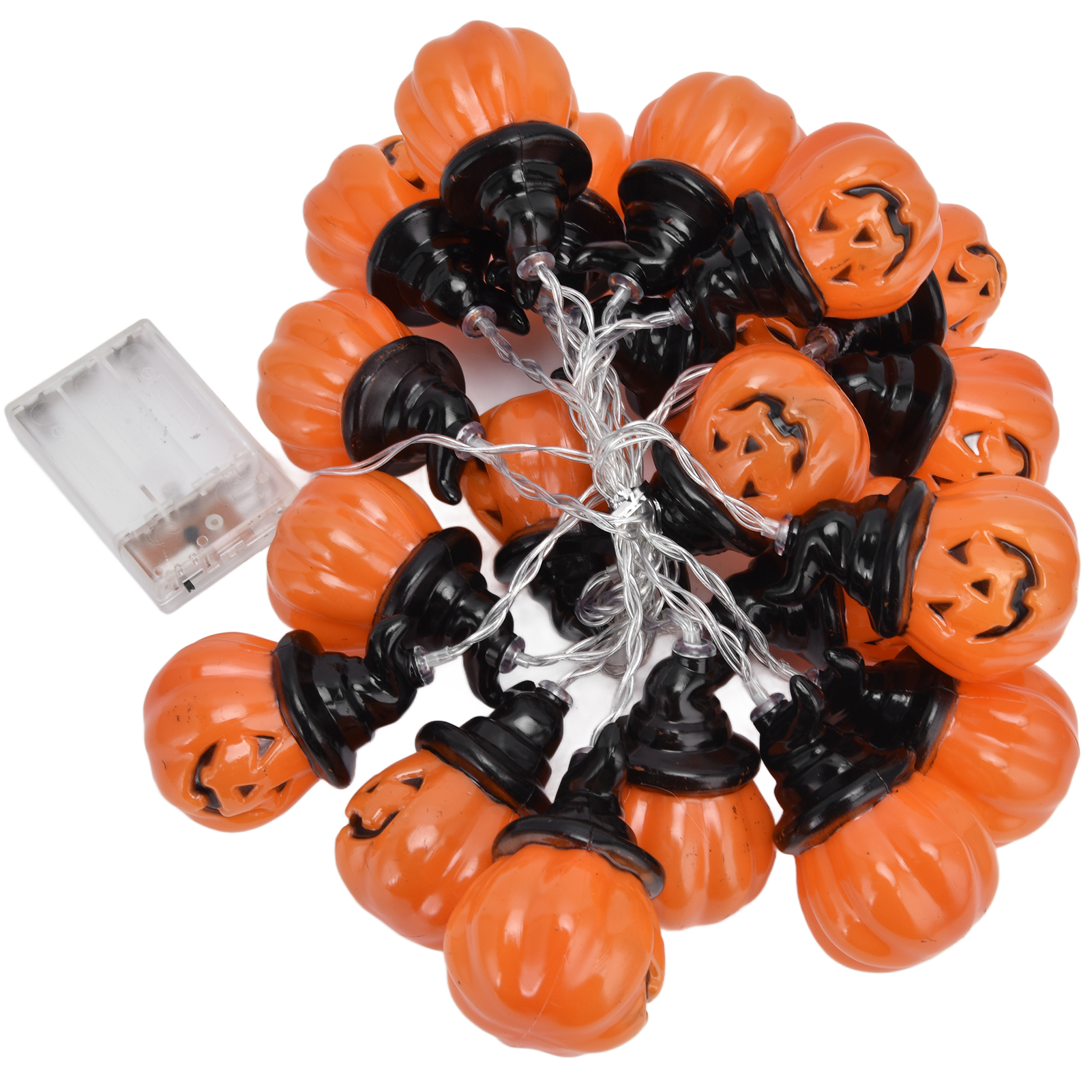 Eine Lichterkette mit orangefarbenen Kürbisbirnen und schwarzen Hüten. Auf der linken Seite befindet sich ein Akku.