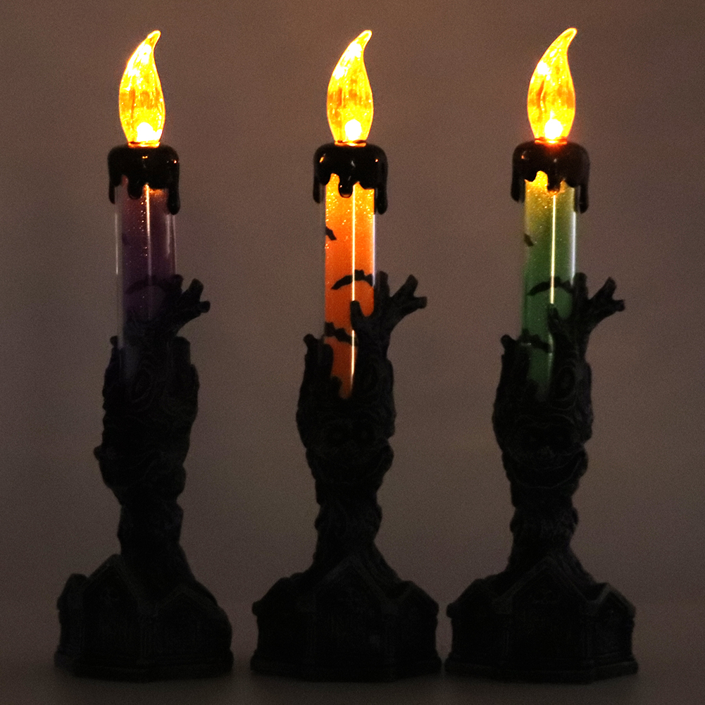 Drei Halloween-Kerzen mit farbigen Körpern und flammenförmigen Lichtern. Jede Kerze steht auf einem dunklen Ziersockel.