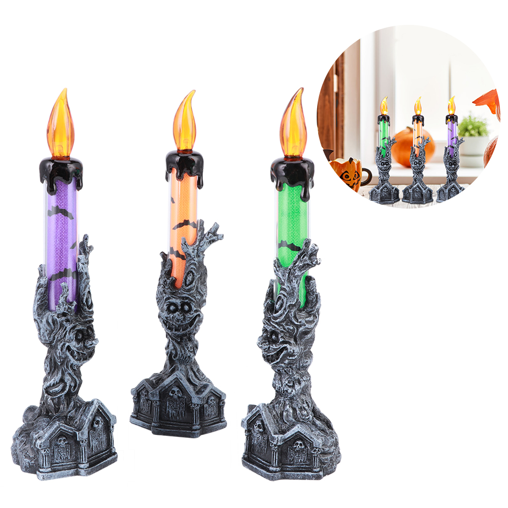 Drei Halloween-Kerzenhalter mit unterschiedlichen Farben. Jeder hat eine flammenförmige Leuchte, einen dekorativen Sockel und einen farbigen Körper.
