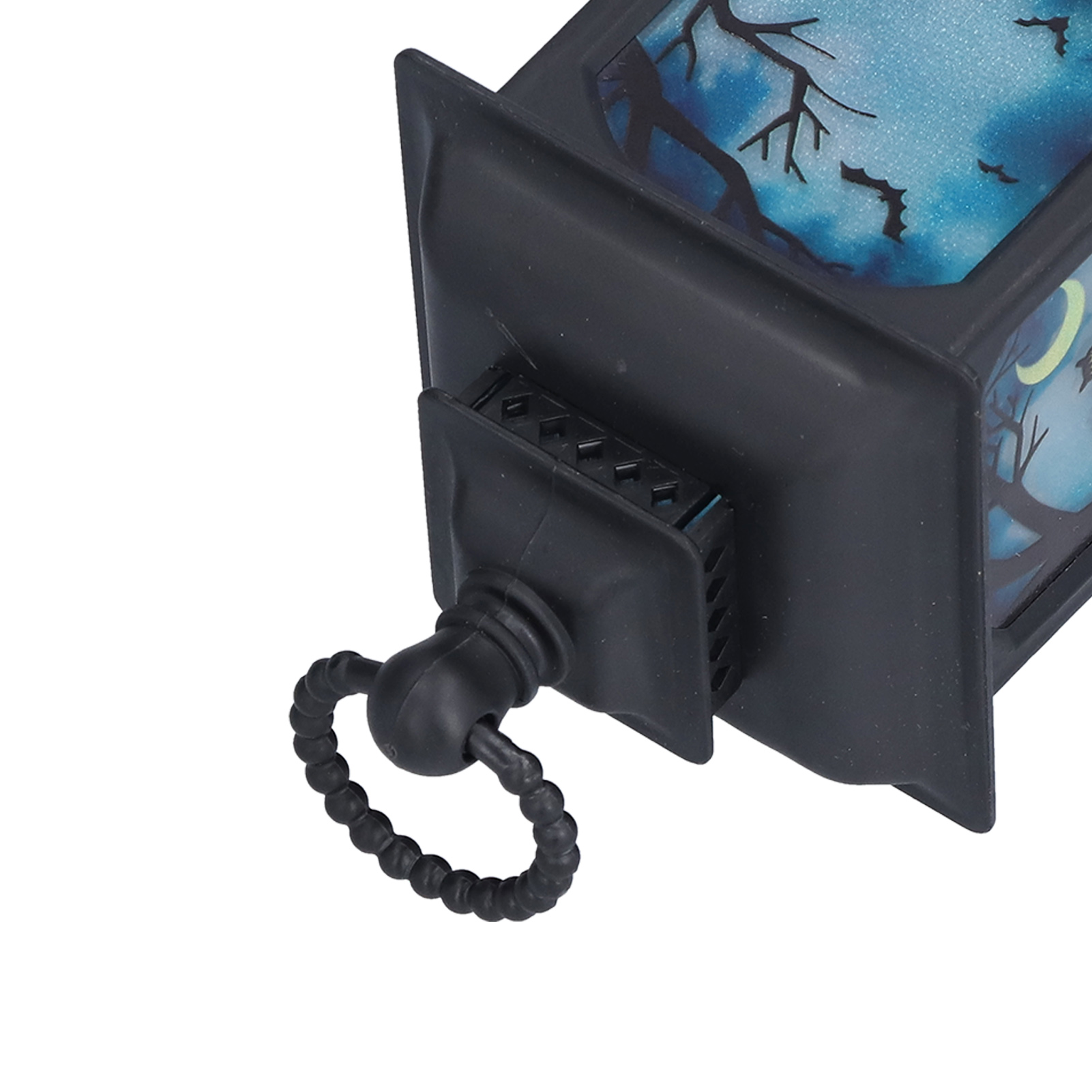Schwarze Halloween-Laterne mit Nachtszene, Fledermäusen und Bäumen. Ein schwarzer Griff mit Schlaufe ist angebracht.