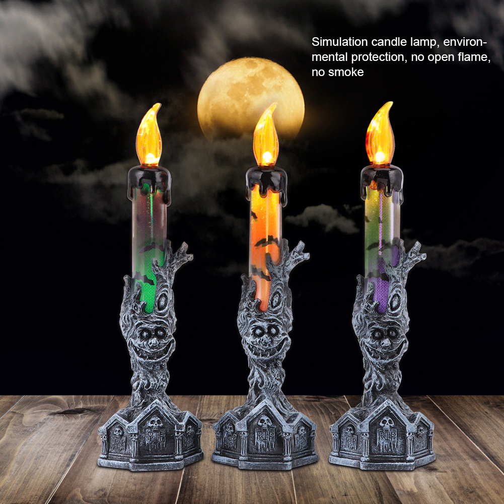 Drei Halloween-Kerzenlampen mit orangefarbenen Flammen und gruseligen Ständern vor einem mondbeschienenen Himmel.