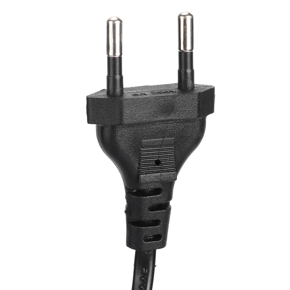 Nahaufnahme eines schwarzen Steckers mit zwei silbernen Stiften. Der Stecker ist vor weißem Hintergrund.