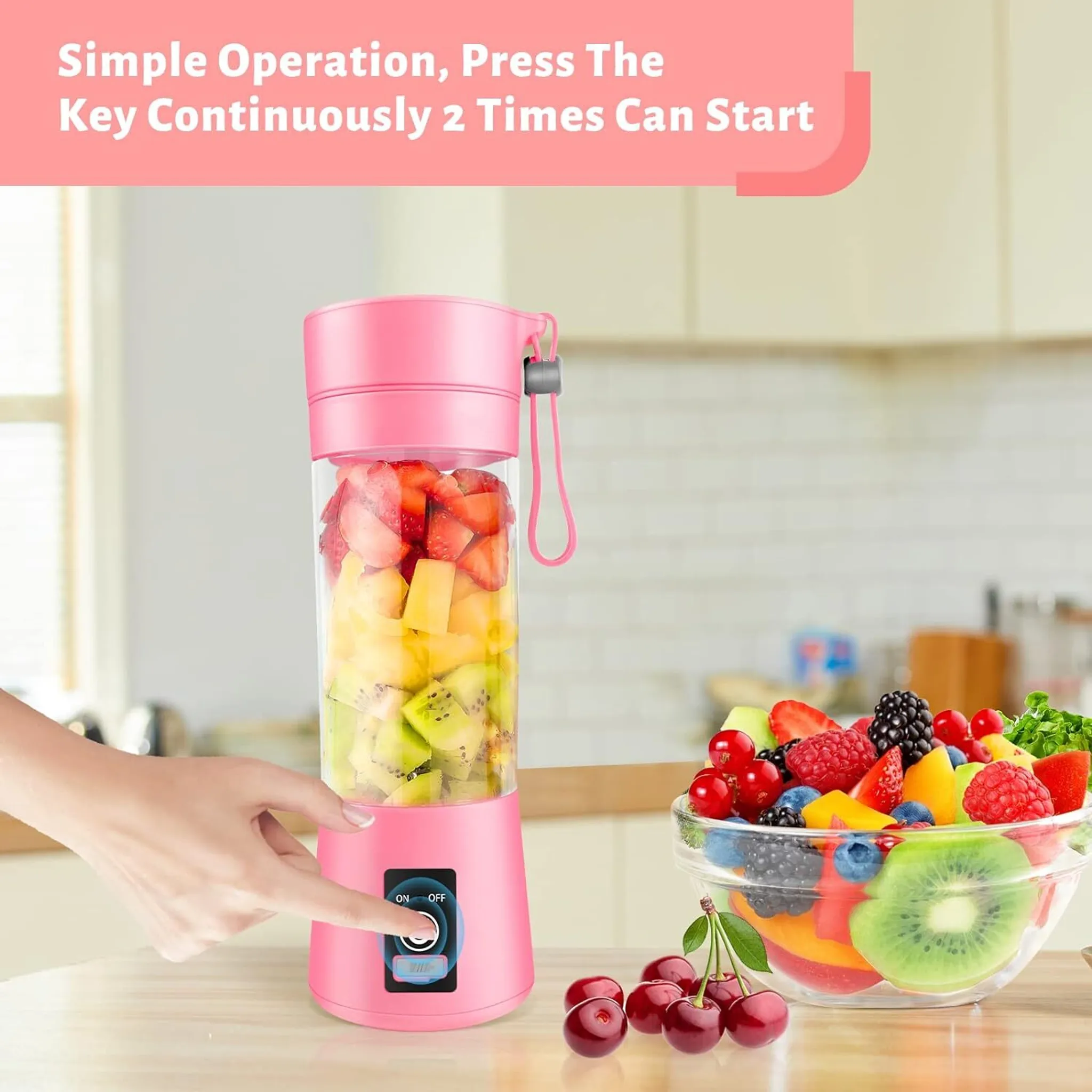 Pinker Mixer gefüllt mit Früchten. Eine Hand drückt den Knopf. Eine Schüssel mit Früchten rechts. Kirschen davor.