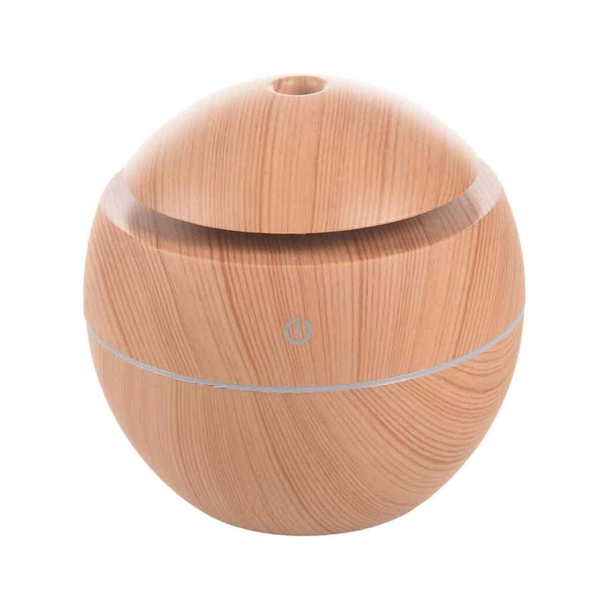 Ein holzstrukturiertes, kugelförmiges Aroma-Diffusor. Er hat einen Ein-/Ausschalter, eine silberne Linie und eine kleine Öffnung oben.