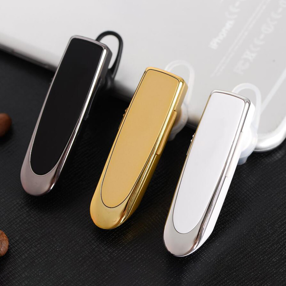 Drei kabellose Bluetooth-Headsets: schwarz, gold und weiß. Sie liegen auf einer dunklen Oberfläche, im Hintergrund ein Telefon.
