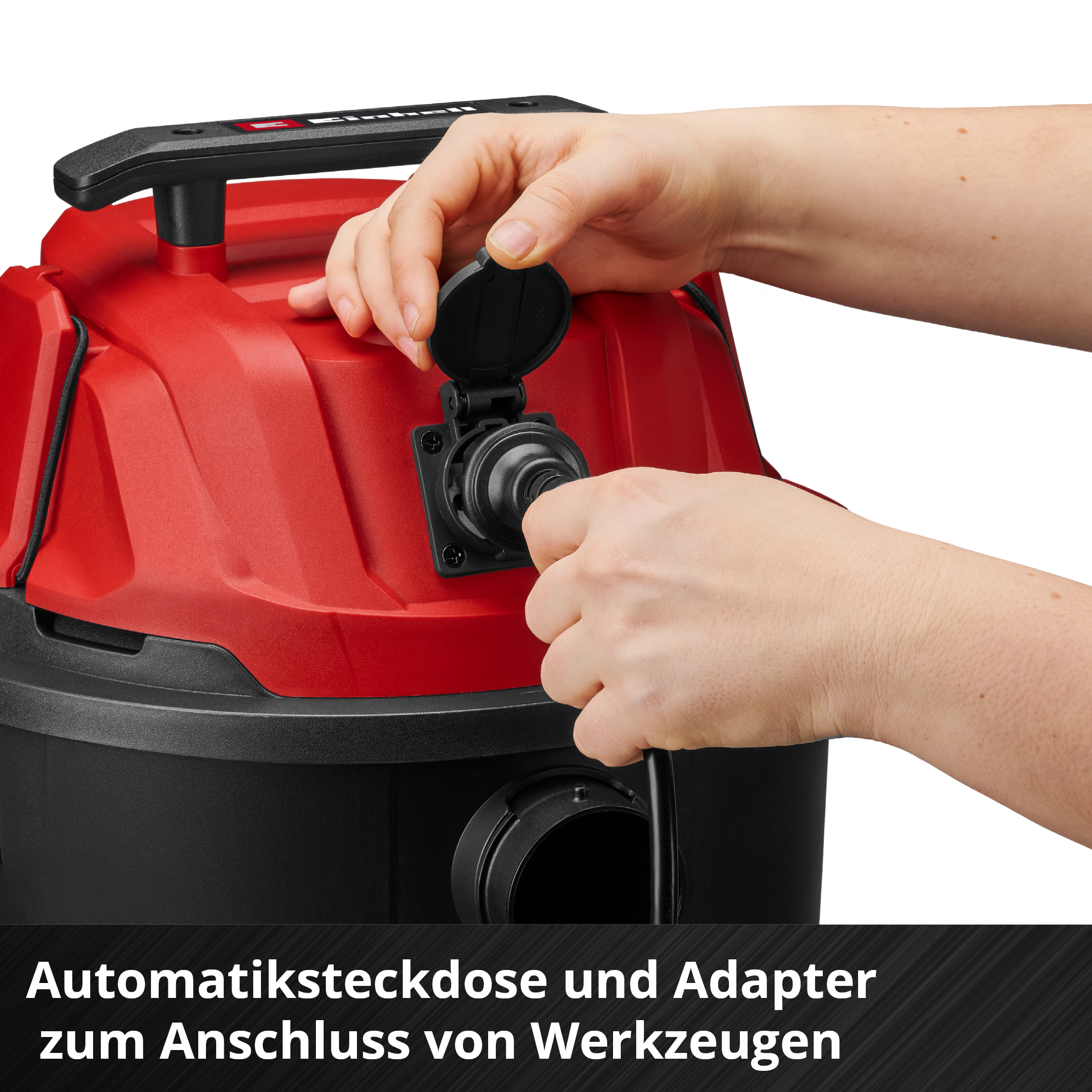 Hände öffnen eine Abdeckung an einem rot-schwarzen Staubsauger, um ein Kabel anzuschließen. Text unten auf Deutsch.
