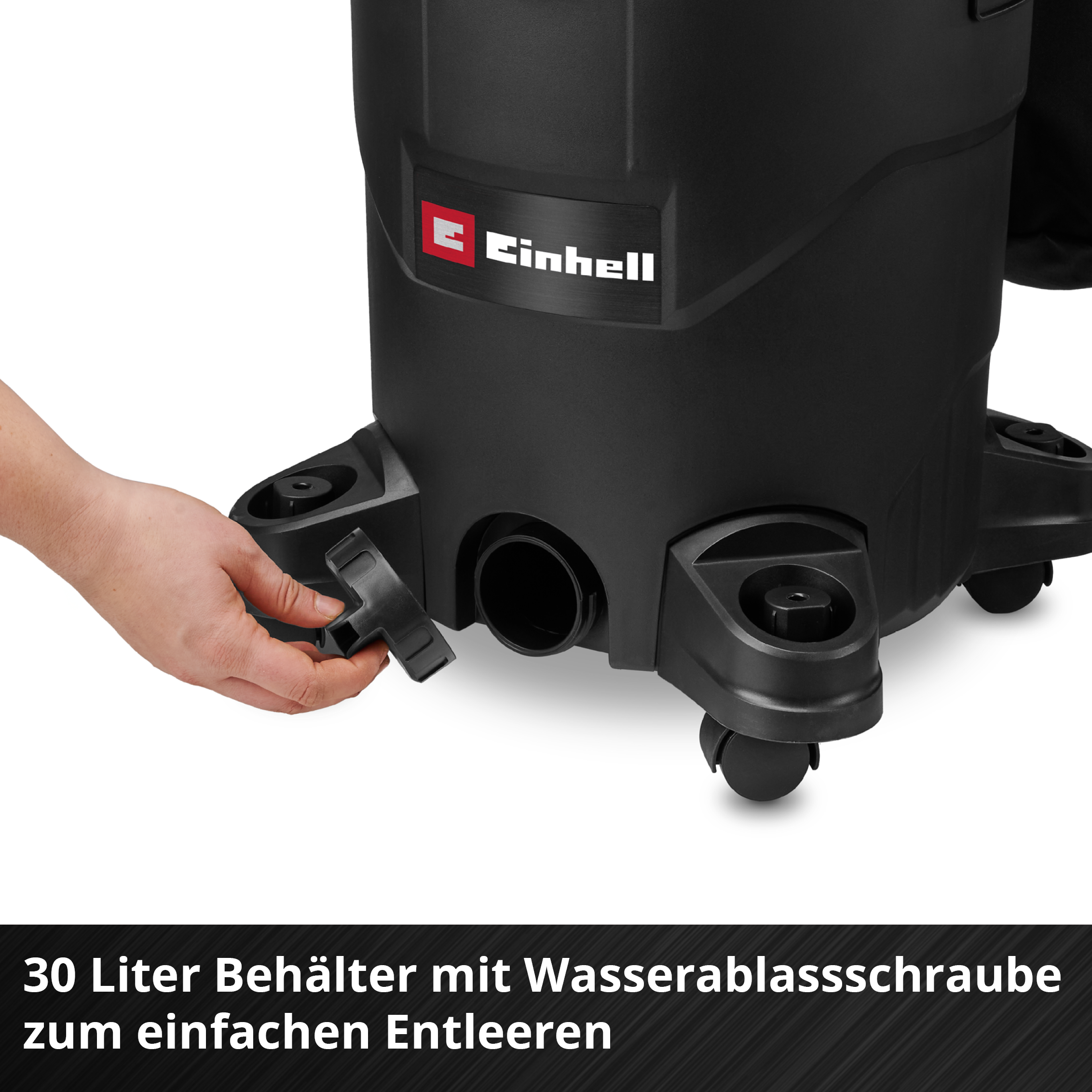 Eine Hand hält einen schwarzen Stecker in der Nähe eines schwarzen Staubsaugers. Der Staubsauger hat das Einhell-Logo.