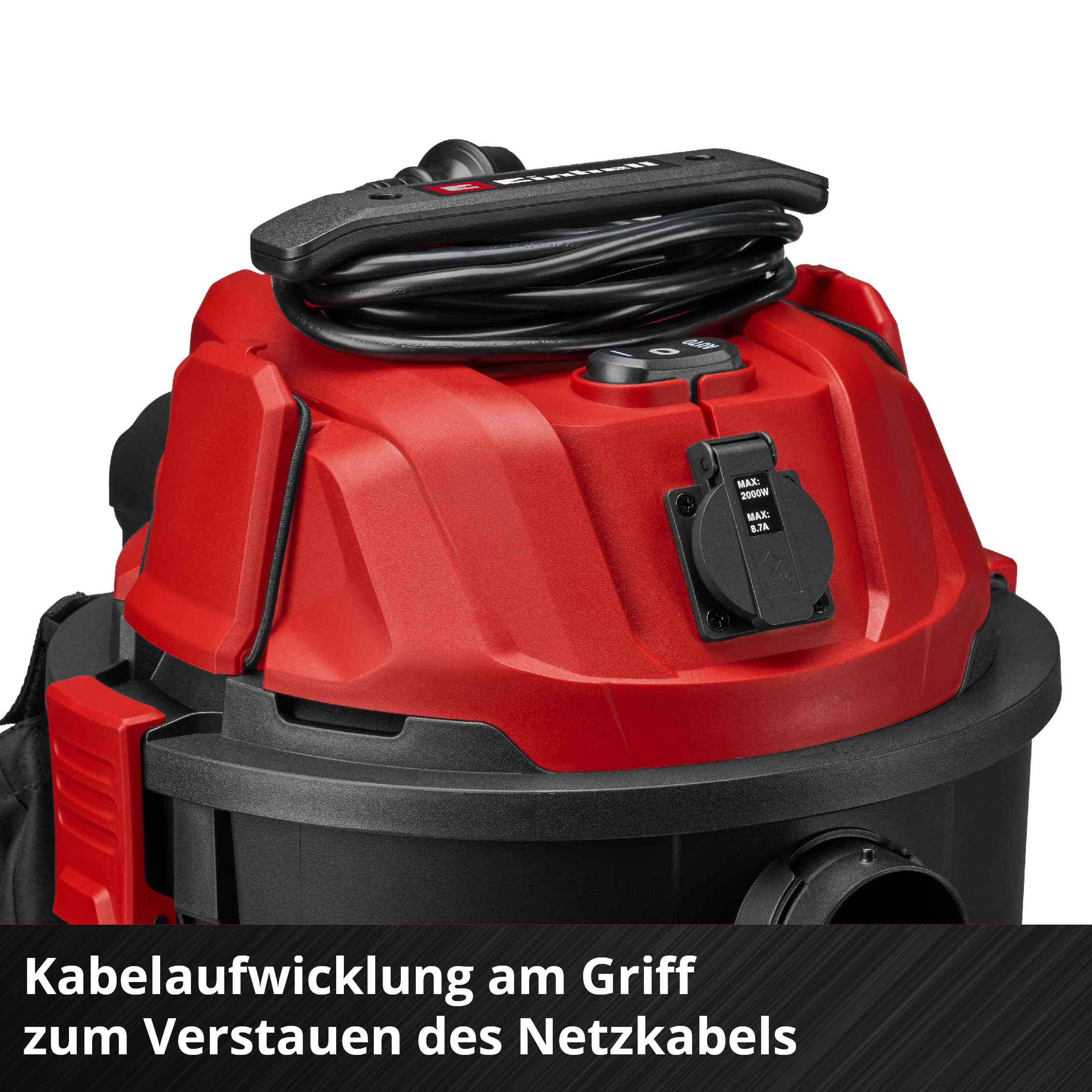 Ein rot-schwarzer Staubsauger mit einem schwarzen Netzkabel, das um die Oberseite gewickelt ist. Er hat eine Steckdose.