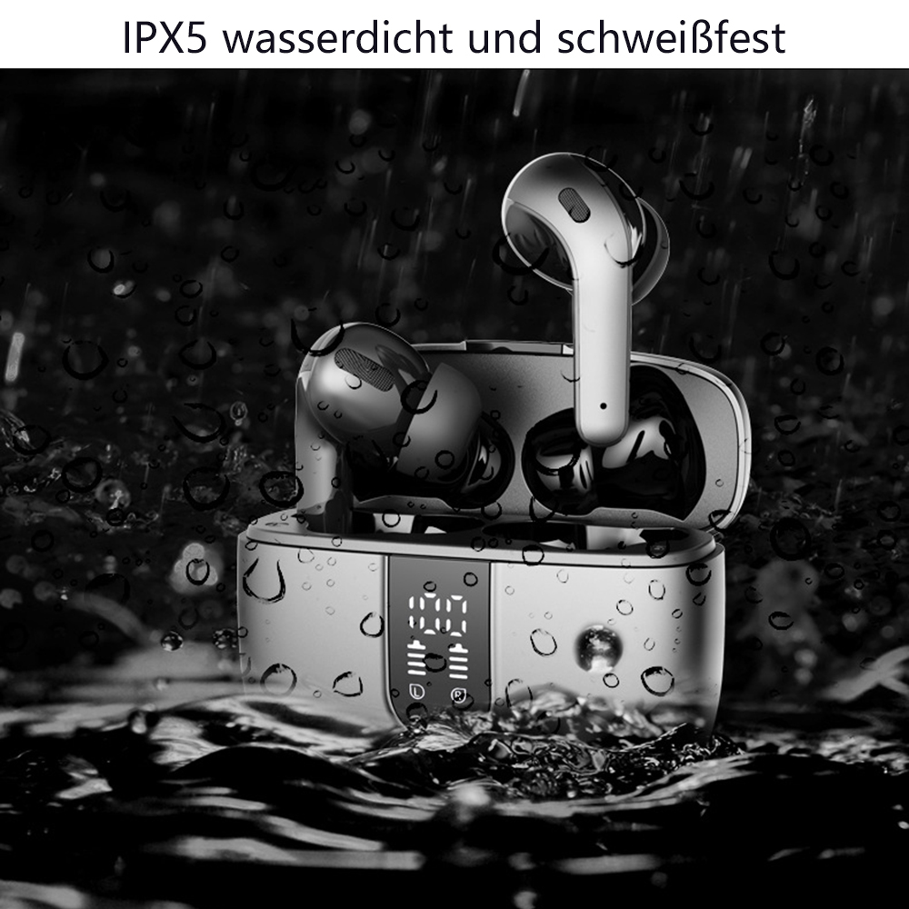 Kopfhörer in einem Ladekoffer im Wasser, mit Regentropfen. Das Display zeigt Zahlen. Die Szene ist in Graustufen gehalten.