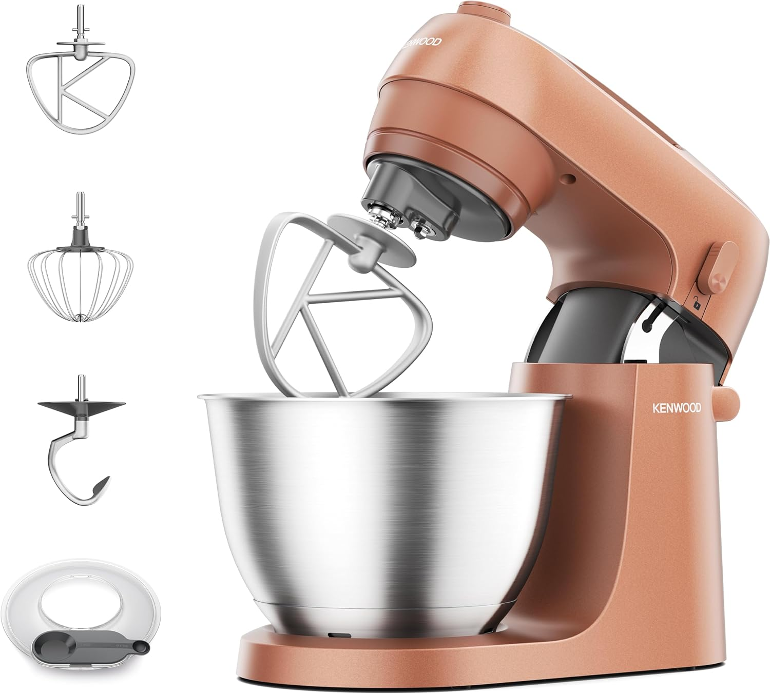 Ein kupferfarbener Kenwood-Küchenmixer mit Aufsätzen. Enthält eine Rührschüssel und verschiedene Schläger. Isoliert auf weißem Hintergrund.