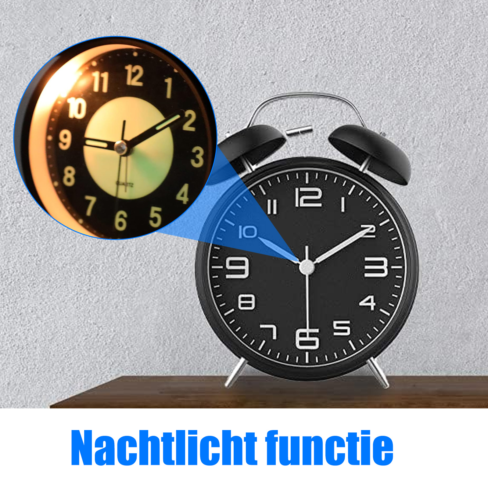 Ein schwarzer Wecker mit weißen Zahlen und Zeigern. Eine Nahaufnahme zeigt das leuchtende Ziffernblatt. Der Text "Nachtlicht functie" steht darunter.