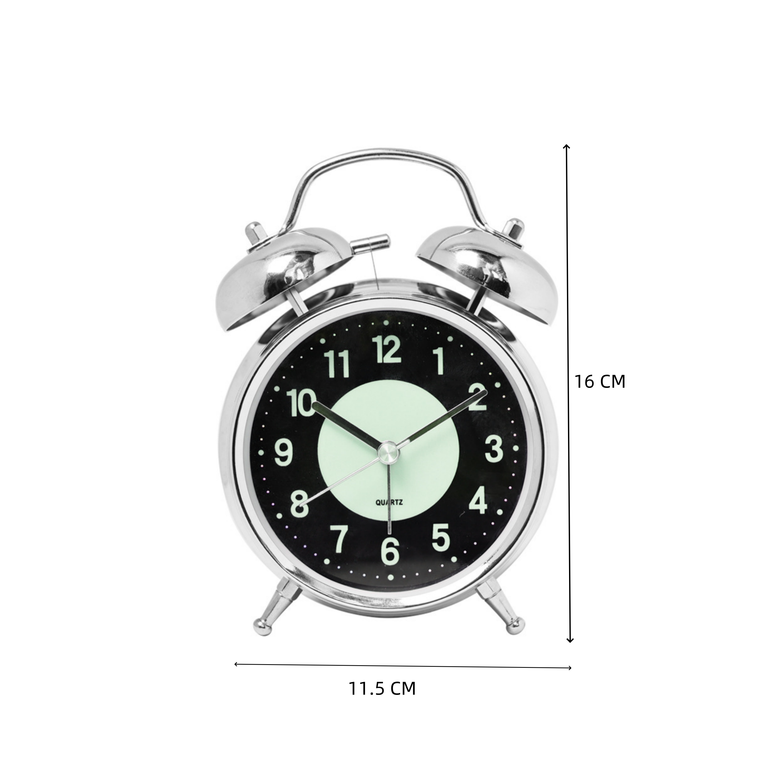 Ein silberner Wecker mit schwarzem Zifferblatt. Er hat eine runde Form und zeigt die Uhrzeit an. Die Uhr ist 16 cm hoch und 11,5 cm breit.