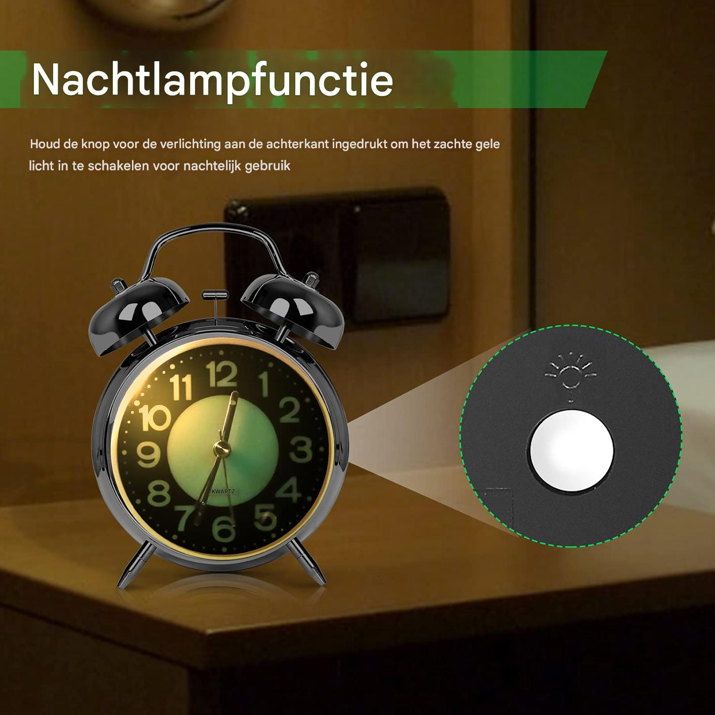 Ein Wecker steht auf einem Tisch. Das Zifferblatt leuchtet. Ein Knopf wird hervorgehoben. Der Text lautet 'Nachtlichtfunktion'.