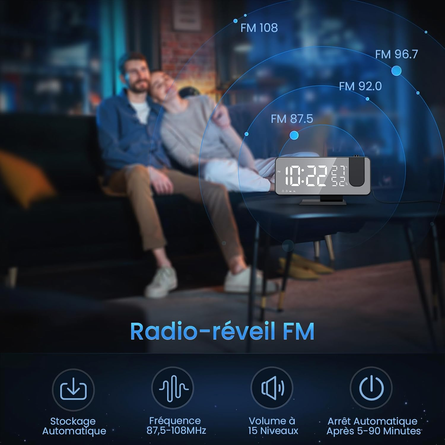 Una coppia è seduta vicino a una radiosveglia che mostra l'ora e le frequenze FM. Il testo sottostante recita 'Radio-réveil FM' e presenta icone.