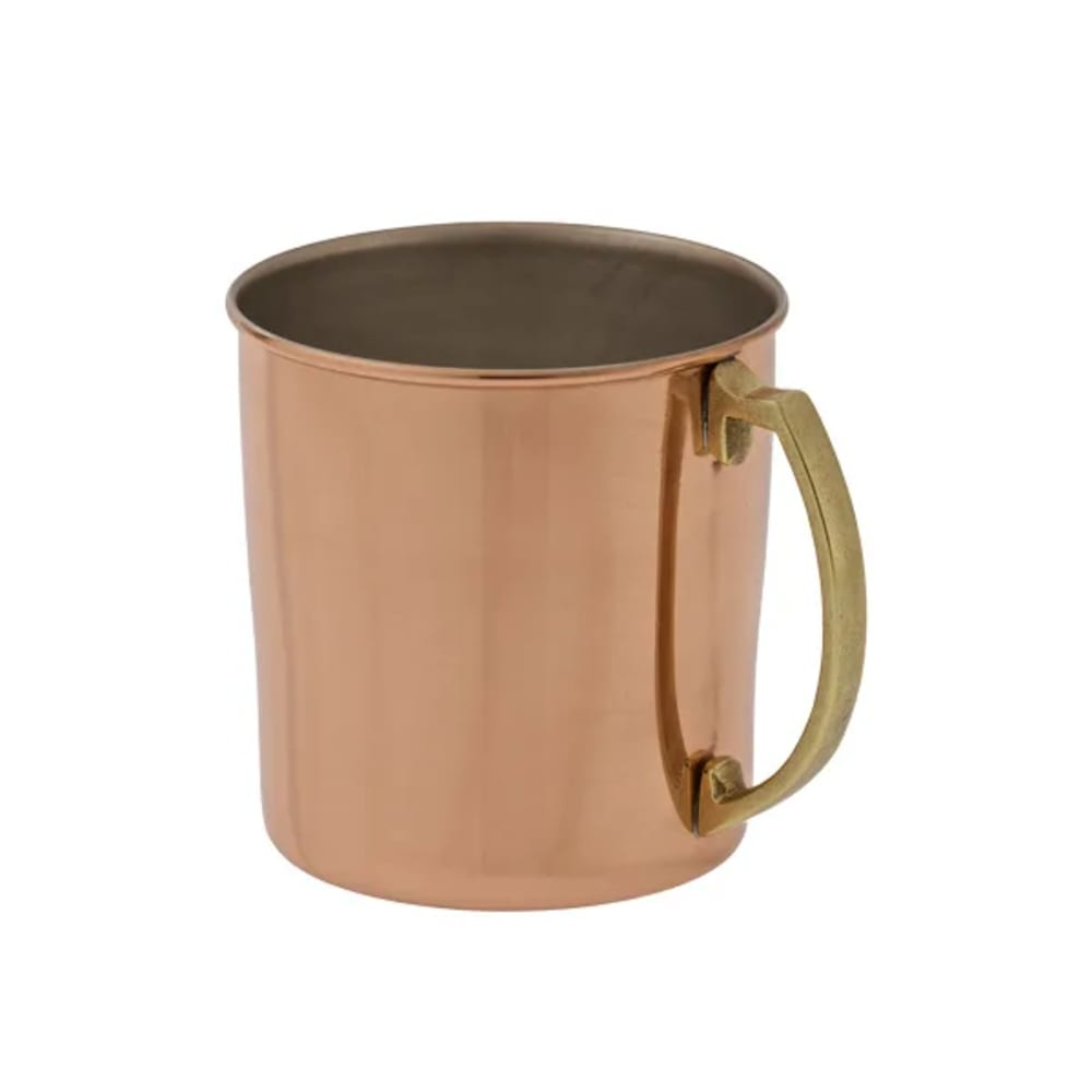 Una tazza di rame con manico in ottone. La tazza è cilindrica, con esterno lucido e interno marrone chiaro.