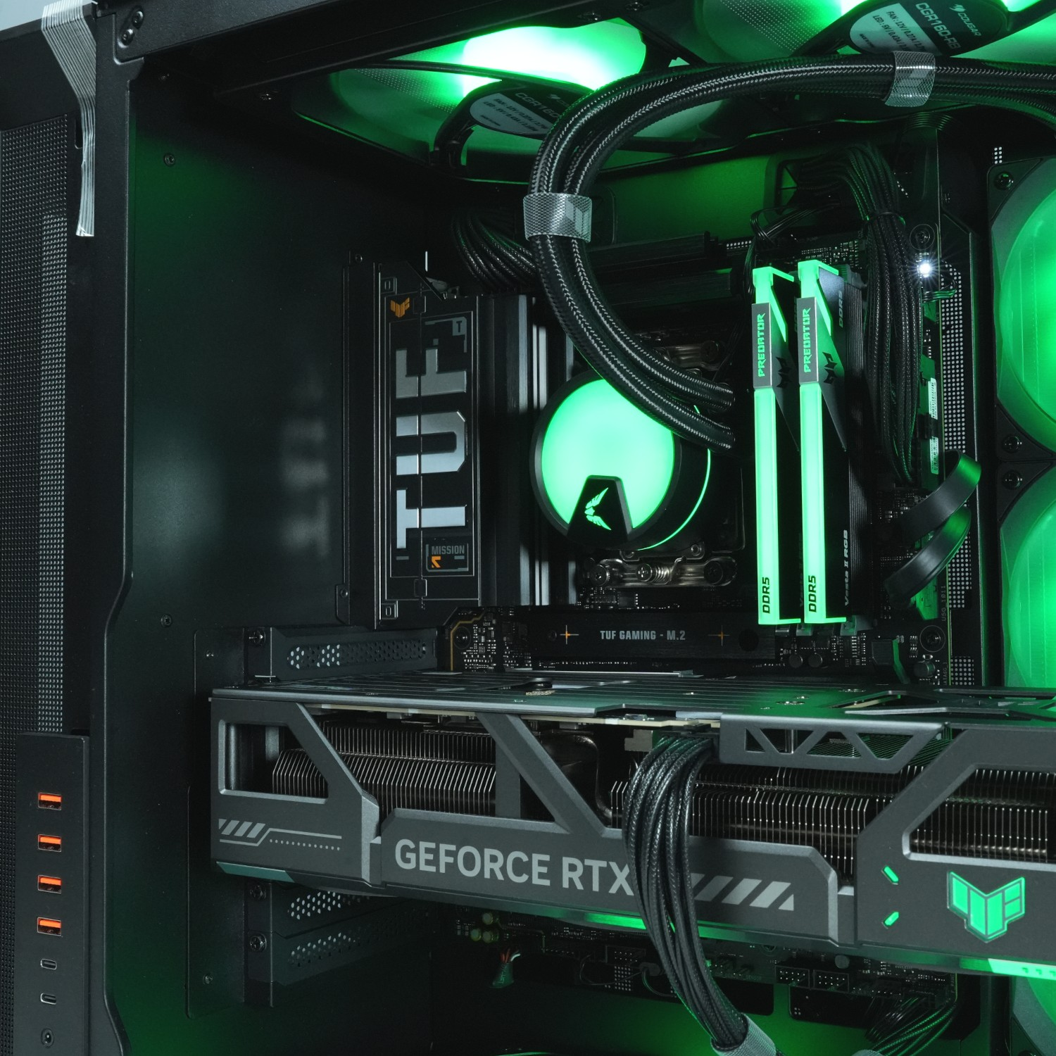 Dentro de una caja de computadora, una tarjeta gráfica, RAM y un enfriador de CPU están iluminados con luz verde. Los componentes son negros y plateados.