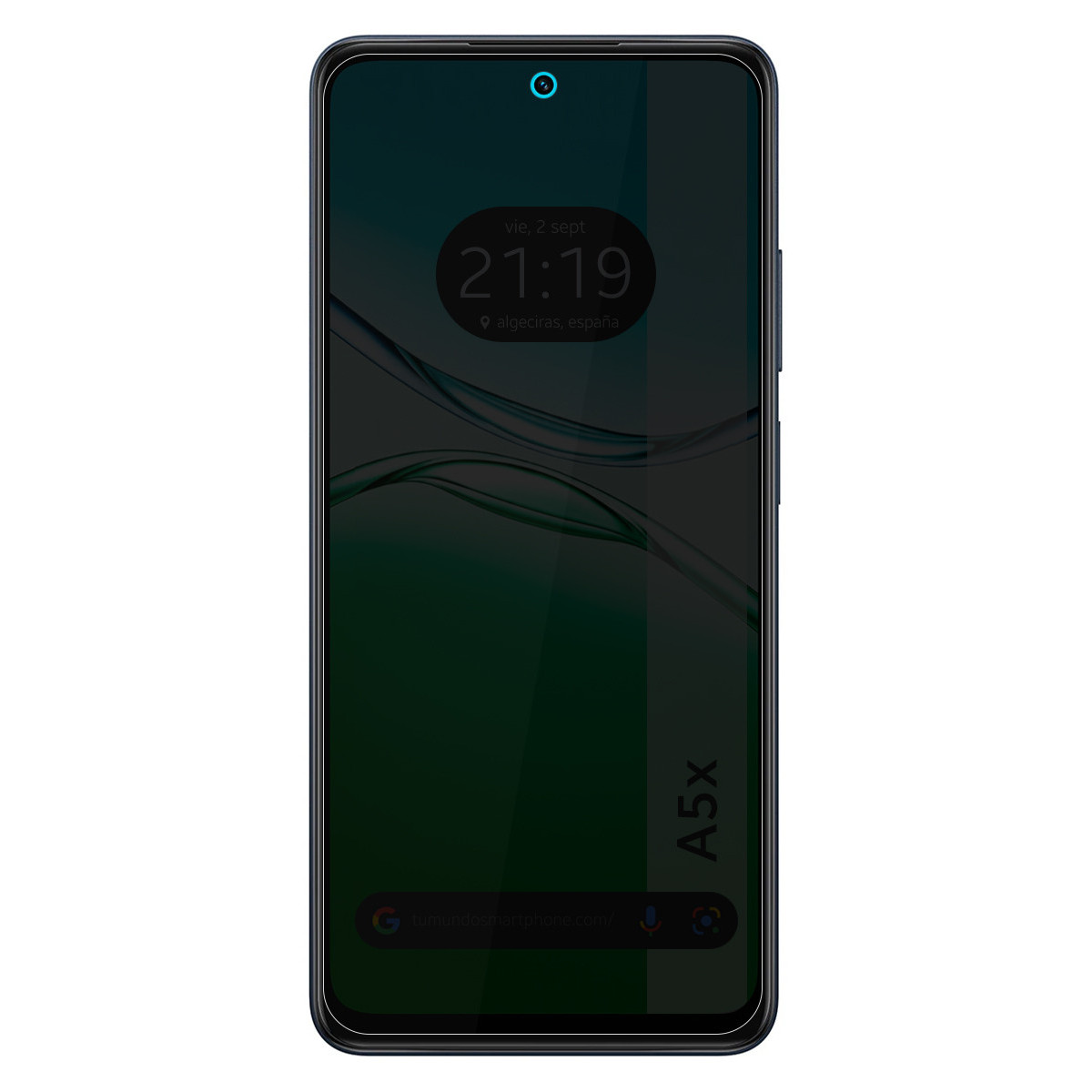 Lo schermo di uno smartphone mostra l'ora, la data e il luogo. Il telefono è blu scuro con la scritta 'A5x' sul lato.