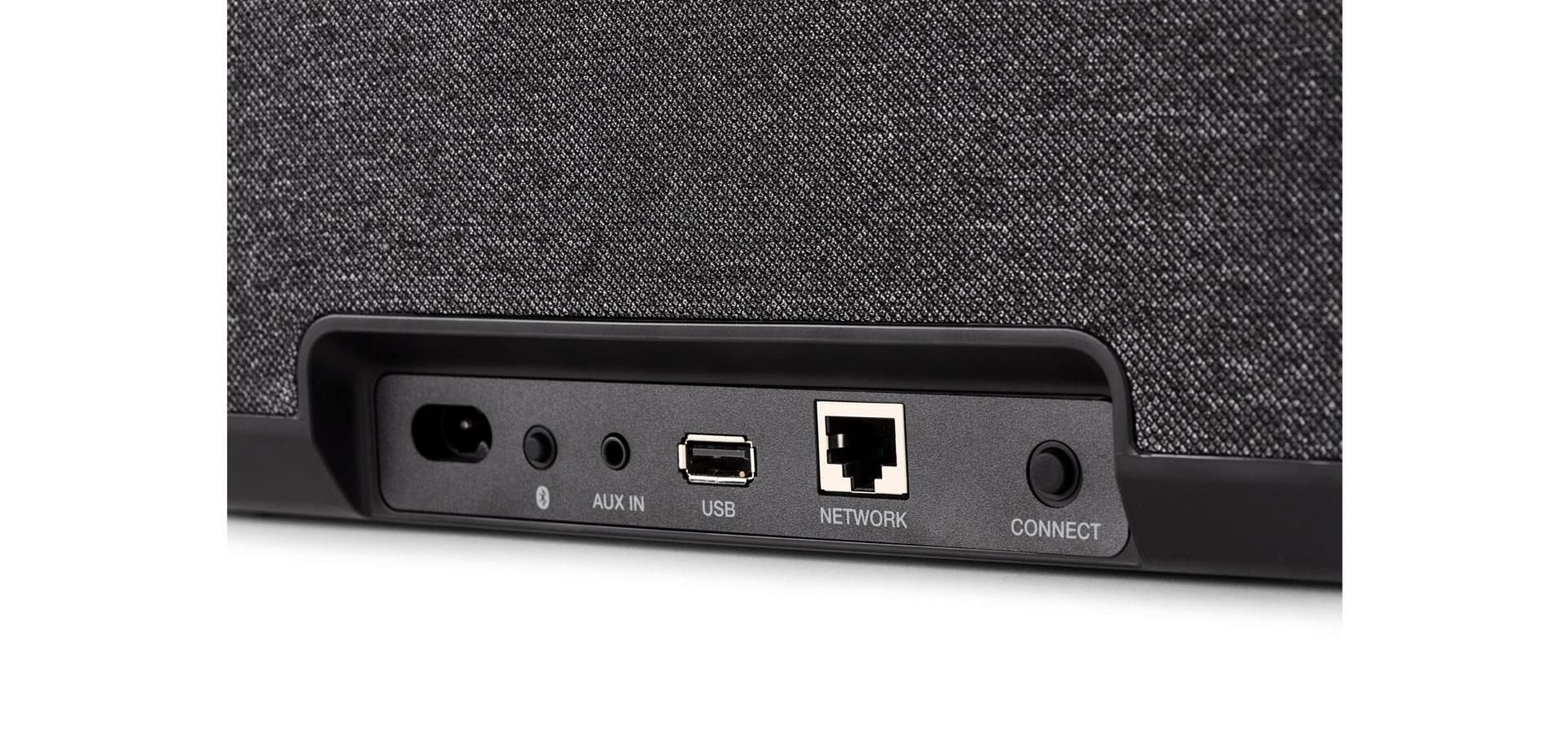 Tylny panel głośnika z portami: zasilanie, Bluetooth, AUX, USB, sieć i połączenie. Szara tkanina na górze.
