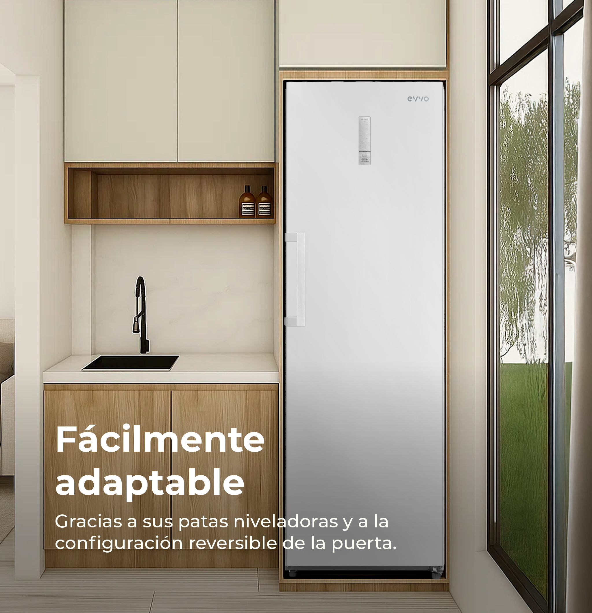 Un refrigerador blanco junto a una ventana. Armarios y un fregadero en primer plano. El texto dice 'Adaptable'.