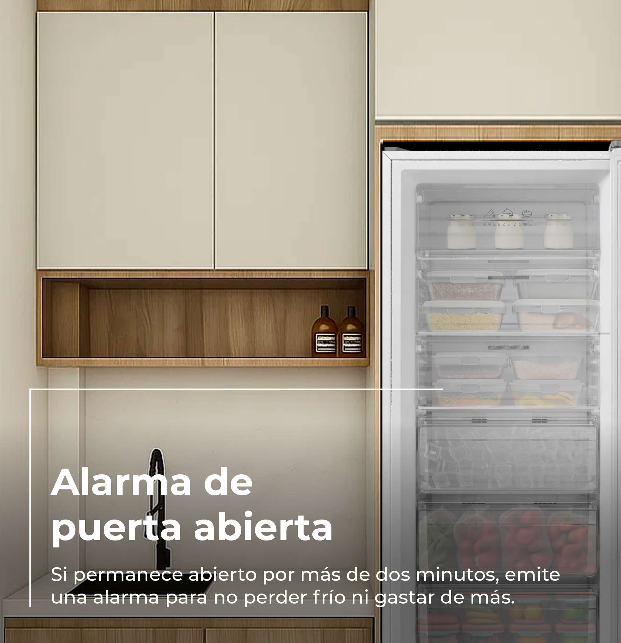 Escena de cocina con nevera abierta. Armario arriba. Texto: Alarma de puerta abierta. Si abierto 2 min, alarma para ahorrar energía.