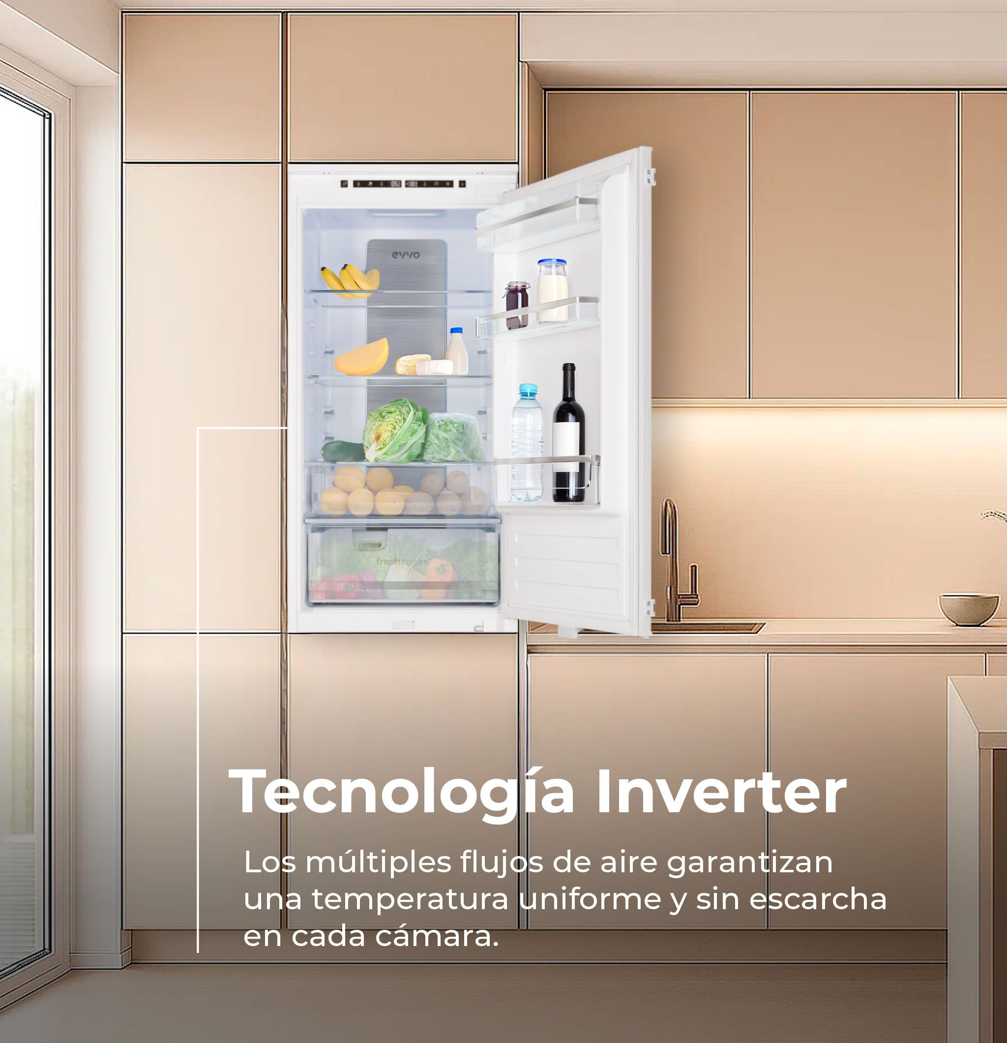 Refrigerador abierto con comida dentro. Se ven plátanos, queso, verduras, botellas de agua y vino. Gabinetes de cocina en el fondo.