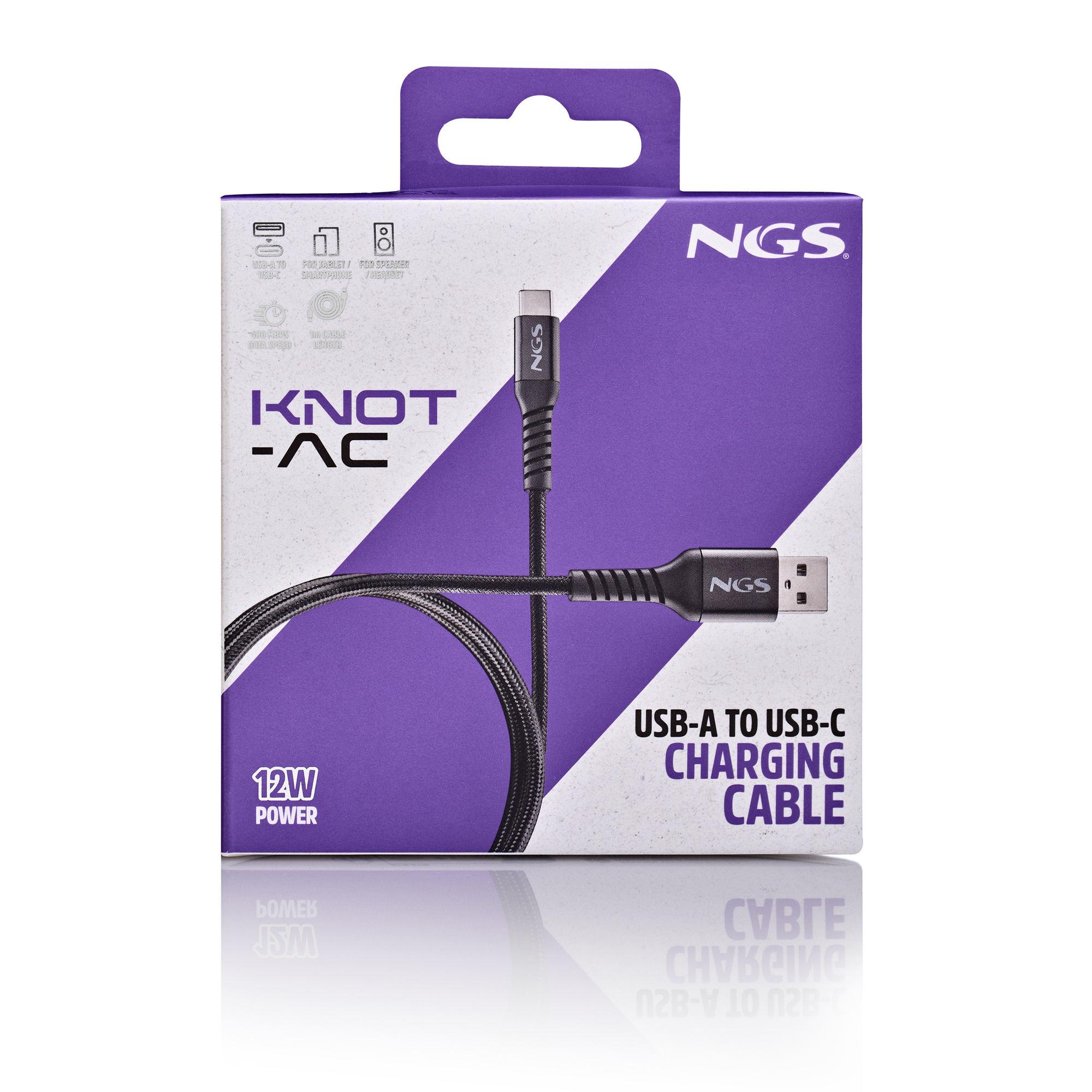 Una caja de cable de carga NGS blanca y morada. Un cable de carga USB-A a USB-C dentro de la caja es visible.