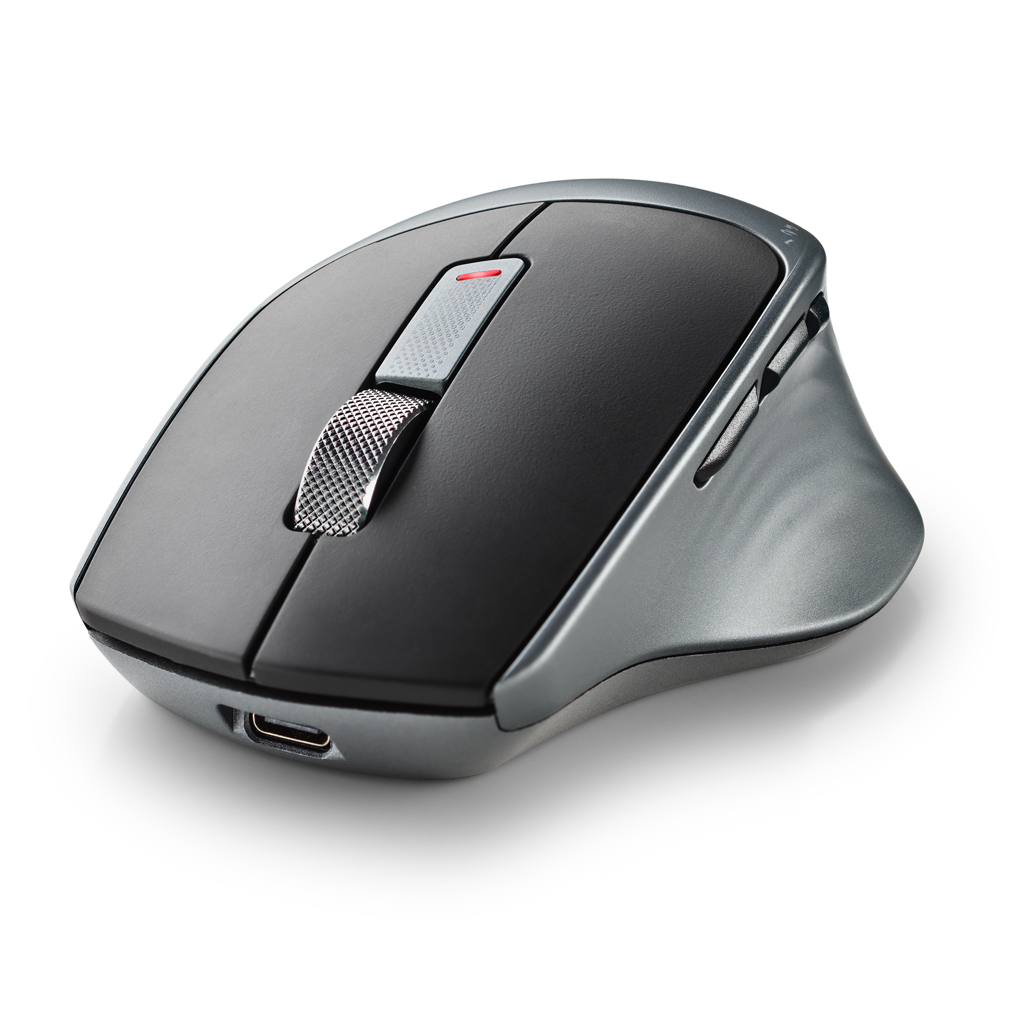 Un mouse per computer wireless nero e grigio su una superficie bianca. Ha una rotella, pulsanti e una porta di ricarica.
