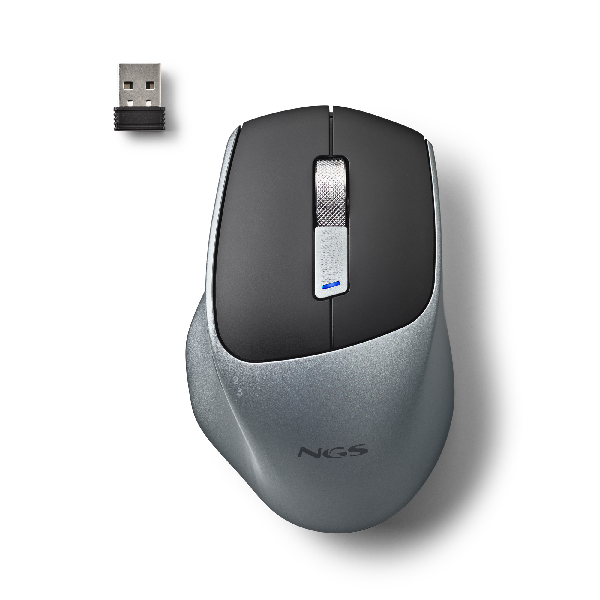 Un mouse wireless grigio e nero con un ricevitore USB. Il mouse ha una rotellina e il marchio NGS.