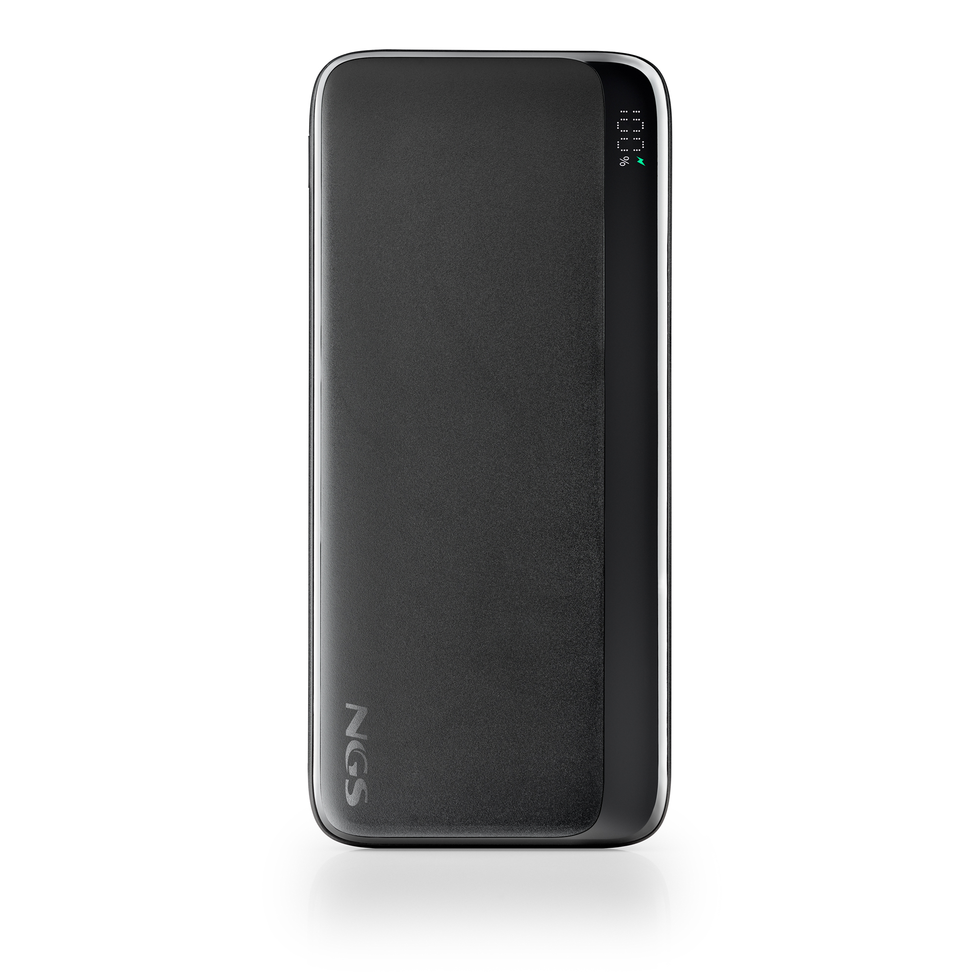 Un power bank negro con pantalla digital que muestra el 100% de carga. La marca NGS es visible.