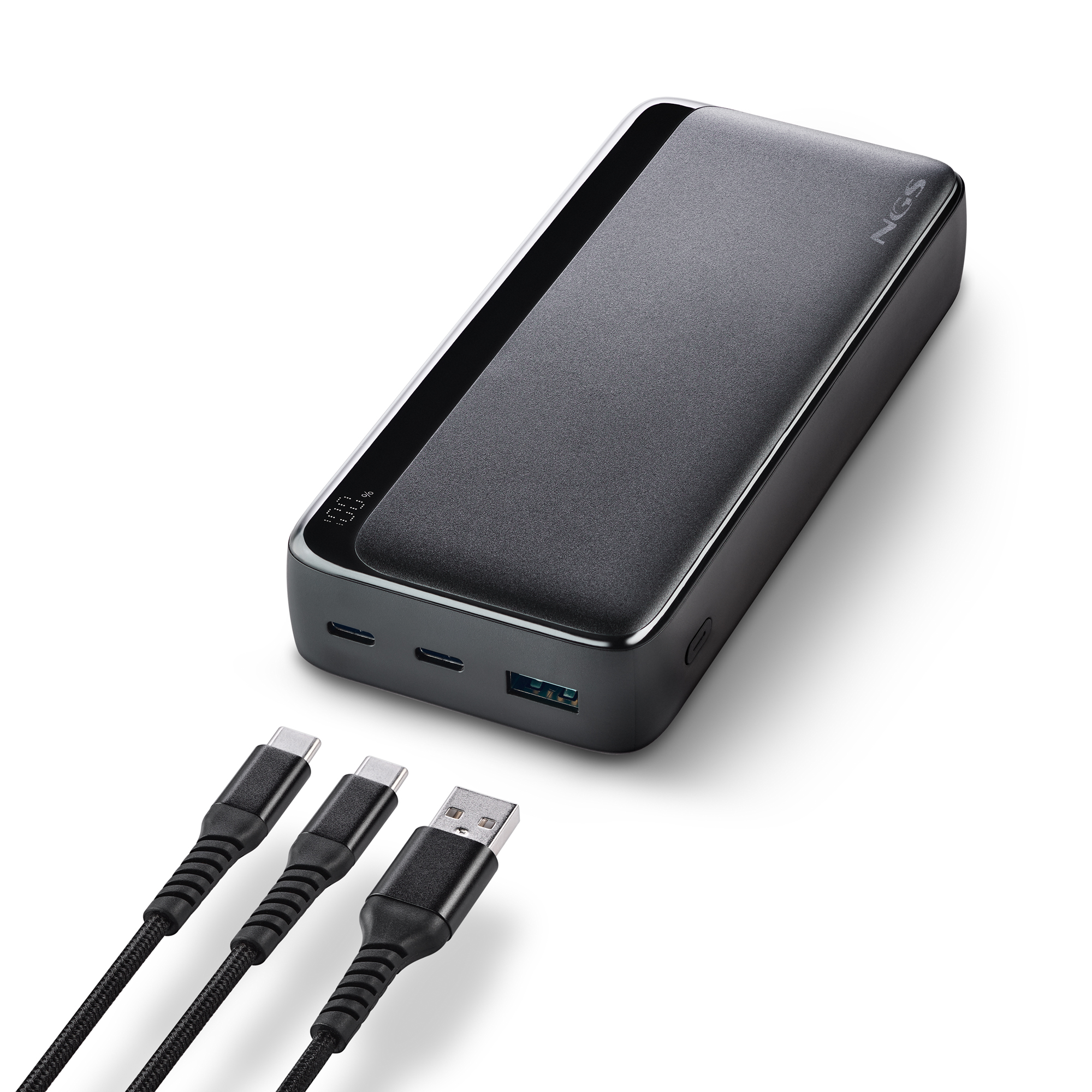 Un power bank gris oscuro con tres cables de carga. El power bank tiene la marca NGS.