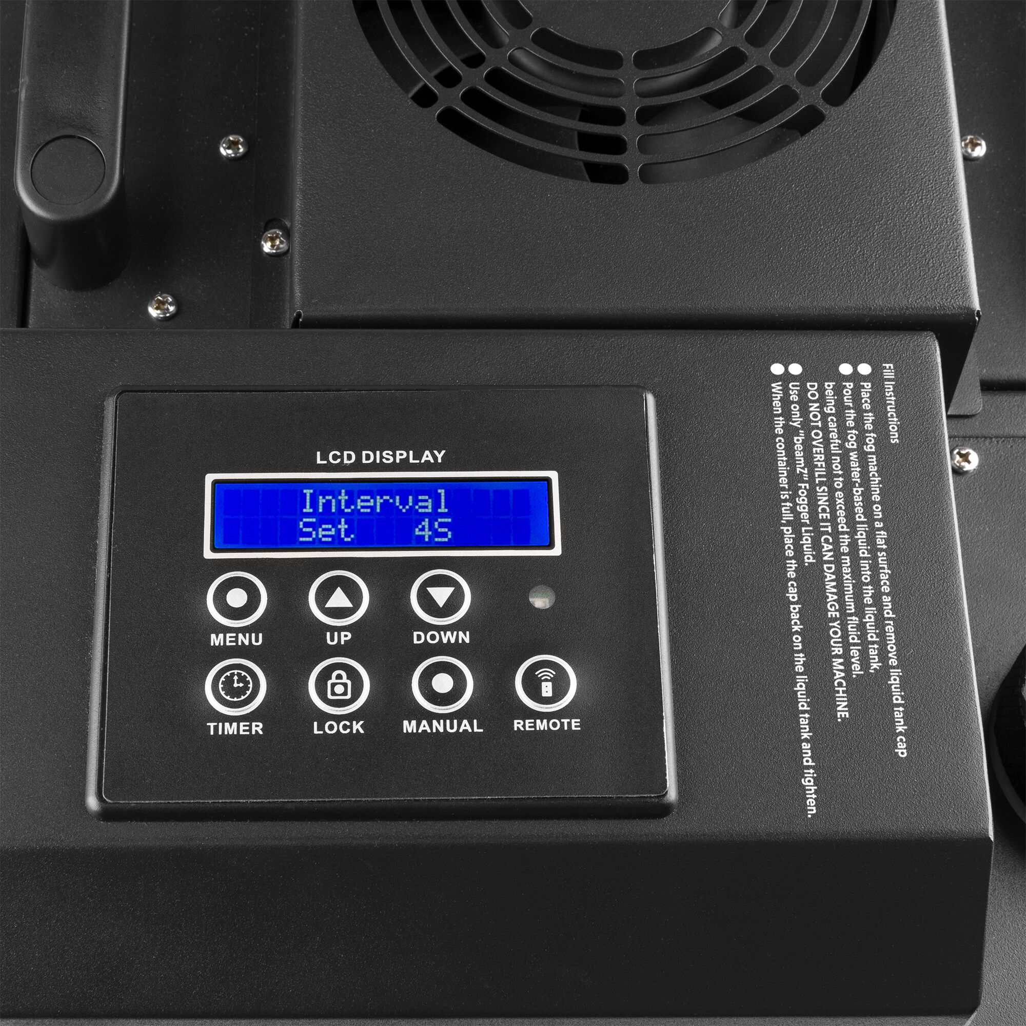Panel de control negro de máquina de niebla con LCD, botones e instrucciones. Muestra 'Interval Set 45'.