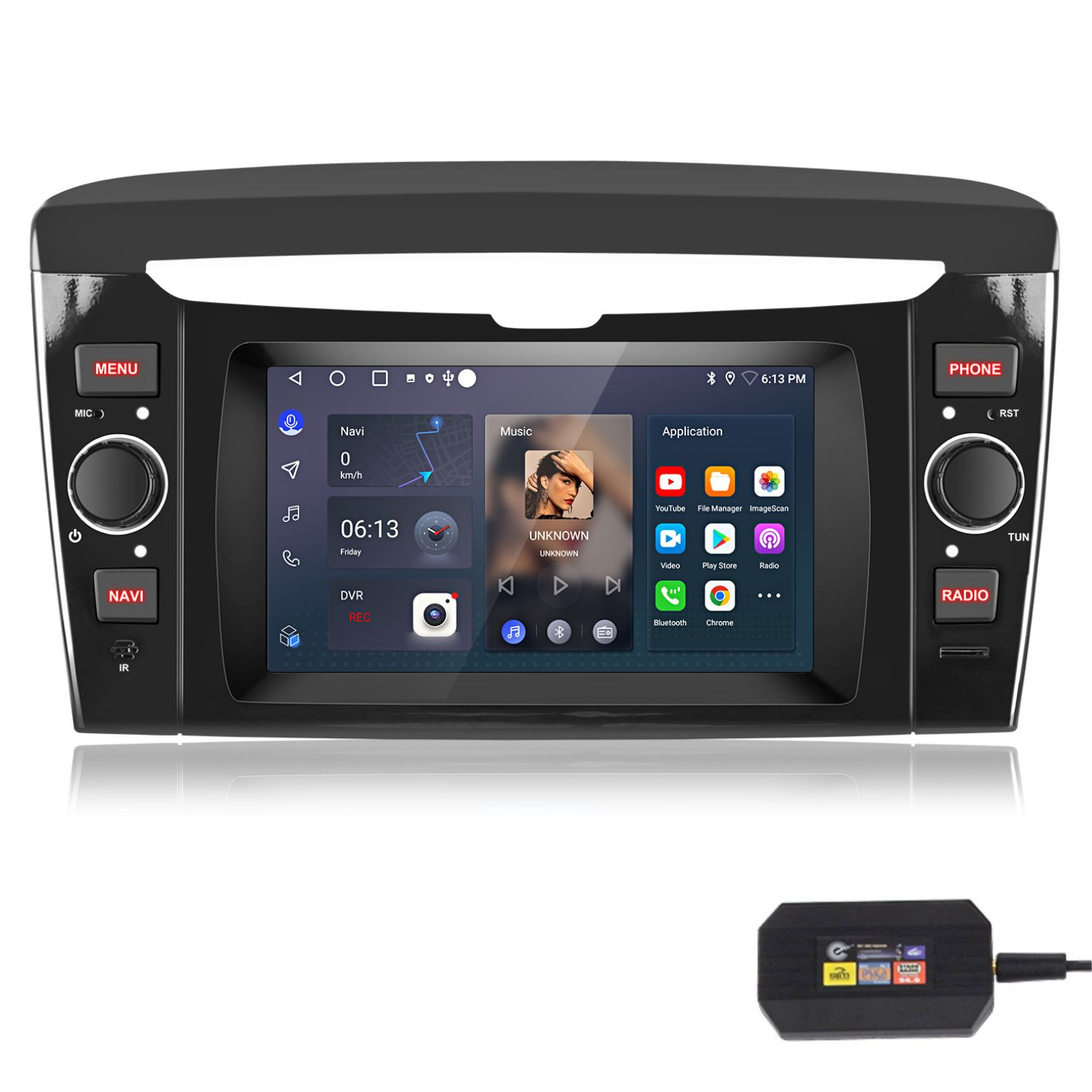 Sistema multimediale per auto con display touchscreen, che mostra navigazione, musica e icone delle app. Include pulsanti per menu, telefono e radio.