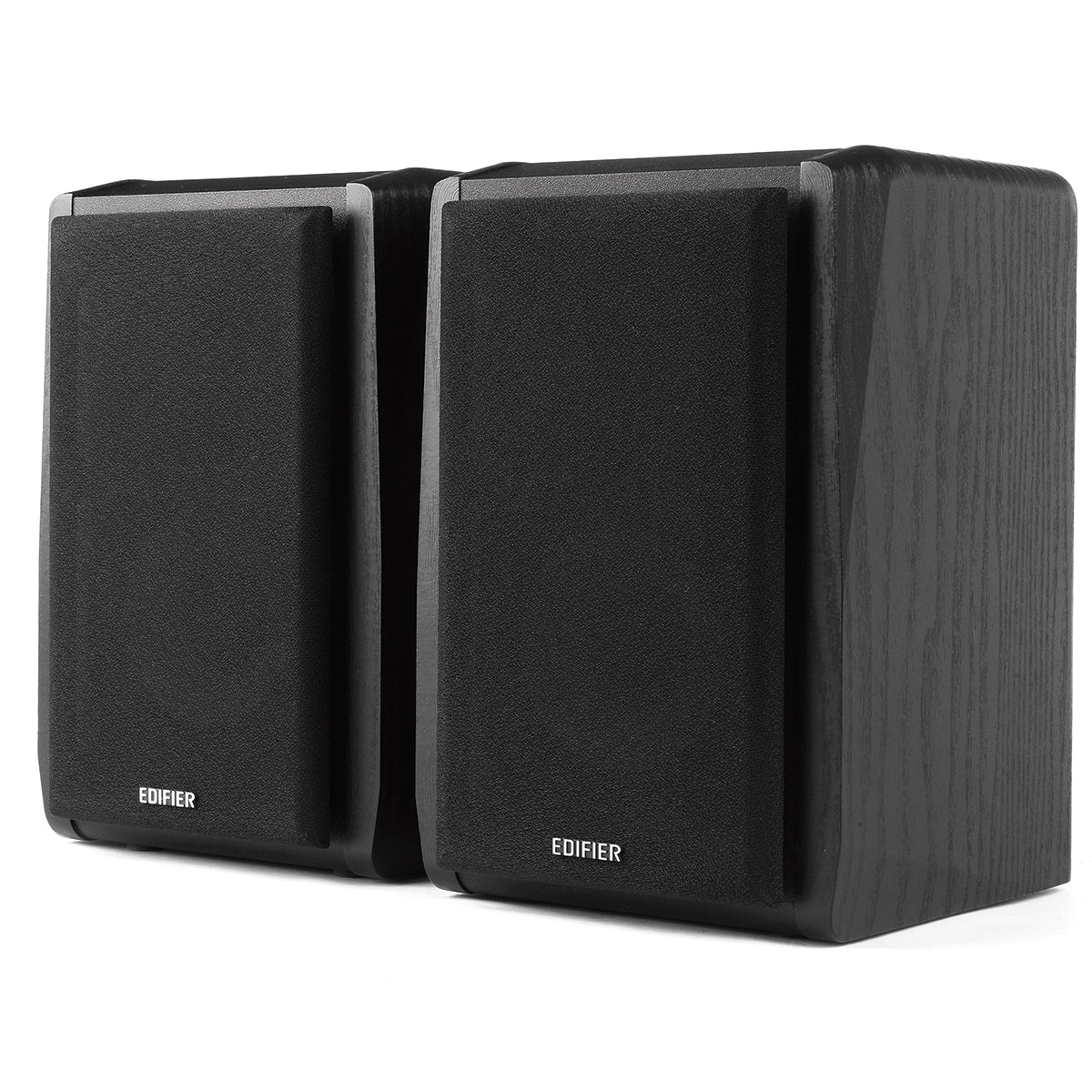 Dwa czarne głośniki Edifier obok siebie, na białej powierzchni. Mają drewnianą fakturę po bokach i logo Edifier z przodu.