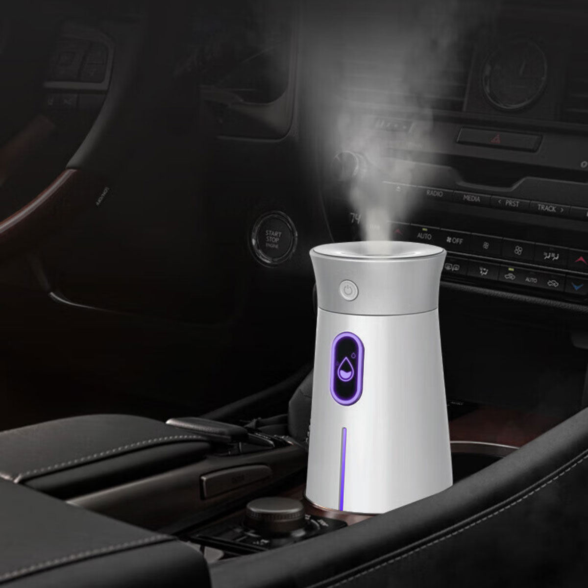 Ein weißer Auto-Luftbefeuchter befindet sich in einem Auto. Er ist eingeschaltet und gibt Dampf ab. Das Armaturenbrett und der Innenraum des Autos sind sichtbar.