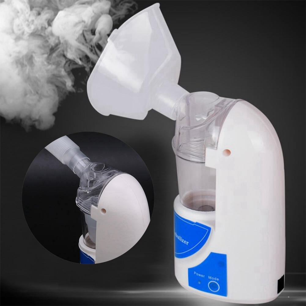 Ein weißer und transparenter Vernebler. Er hat eine Maske, einen Behälter und eine Basis mit blauen Etiketten. Dampf tritt aus ihm aus.