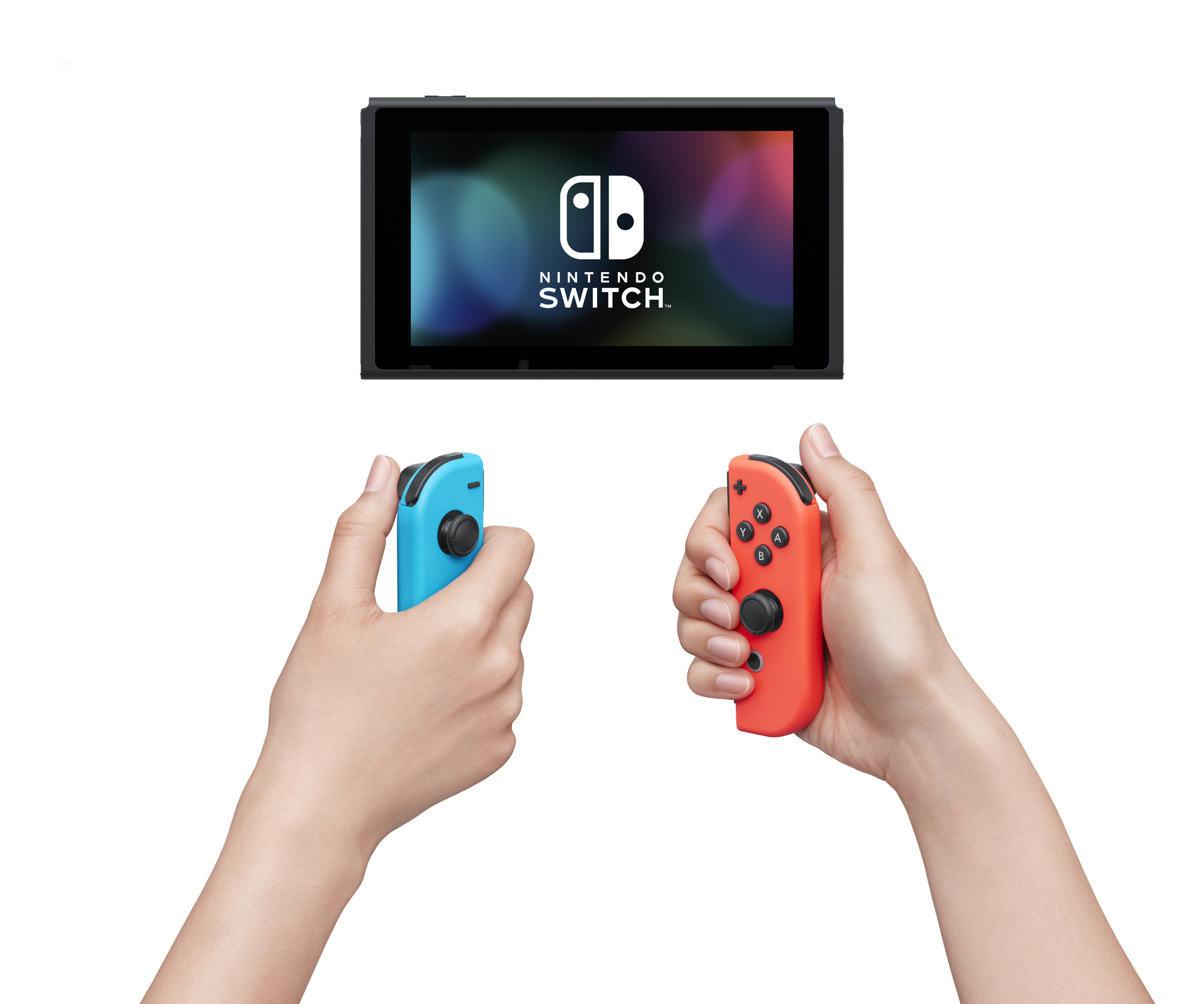 Osoba trzymająca niebieskie i czerwone kontrolery Nintendo Switch. Powyżej konsola z logo Nintendo Switch.