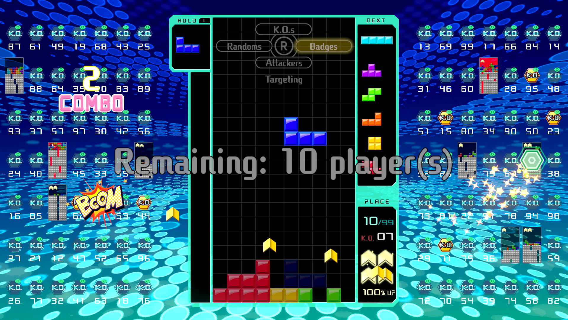 Viene mostrata un'interfaccia di gioco in stile Tetris, con blocchi, statistiche di gioco e informazioni sui giocatori. Il gioco è in corso, con 10 giocatori rimanenti.