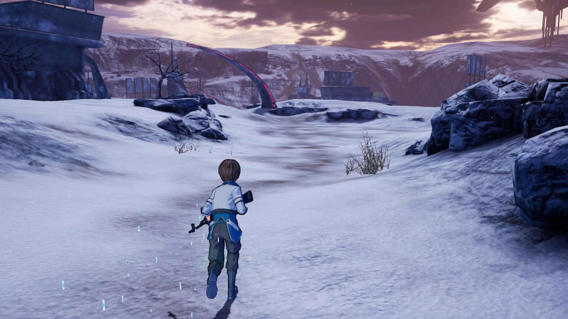 Osoba idzie przez zaśnieżony krajobraz. Budynki i góry są w tle pod fioletowym niebem.