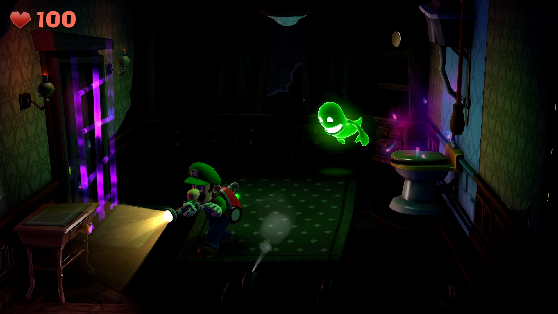 Luigi dans une pièce sombre avec un fantôme vert. Il tient une lampe de poche. La pièce a une porte avec une lumière violette.