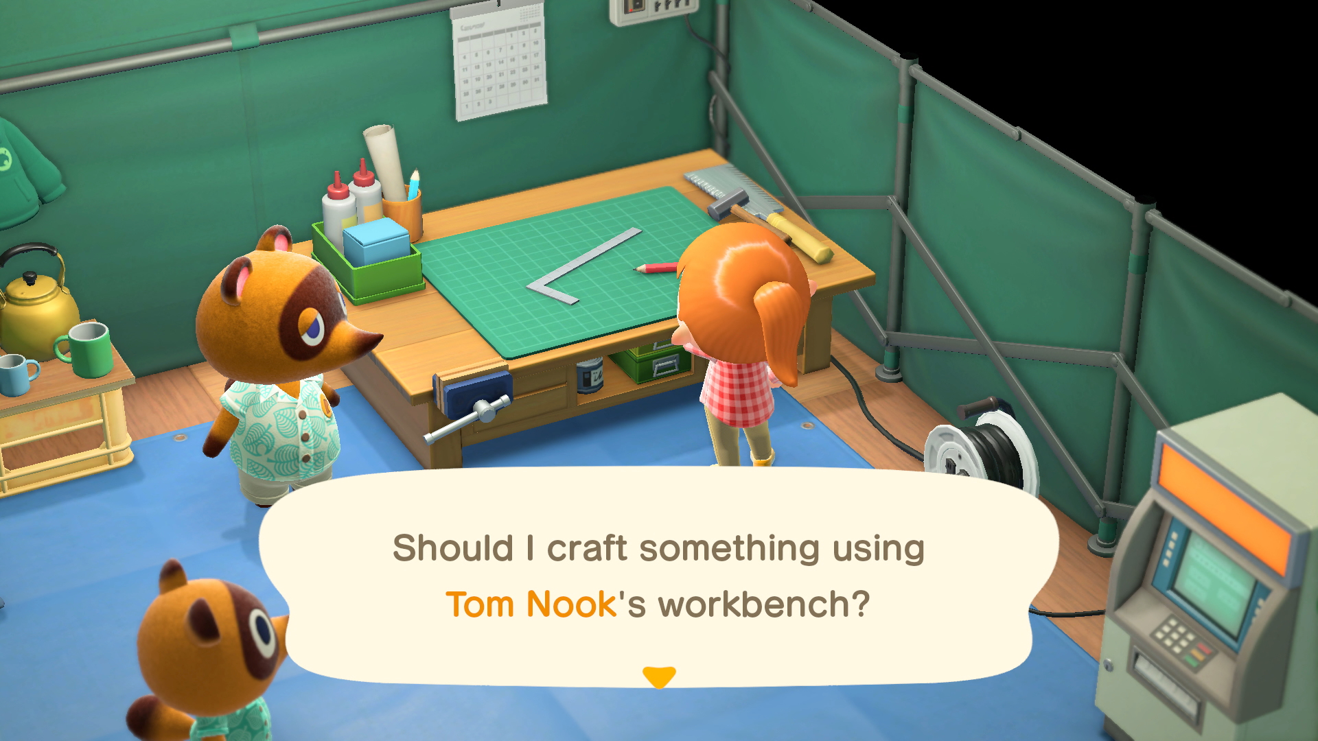 In einem Zelt bastelt eine Figur an einer Werkbank. Tom Nook und eine andere Figur sind anwesend. Eine Sprechblase stellt eine Frage.