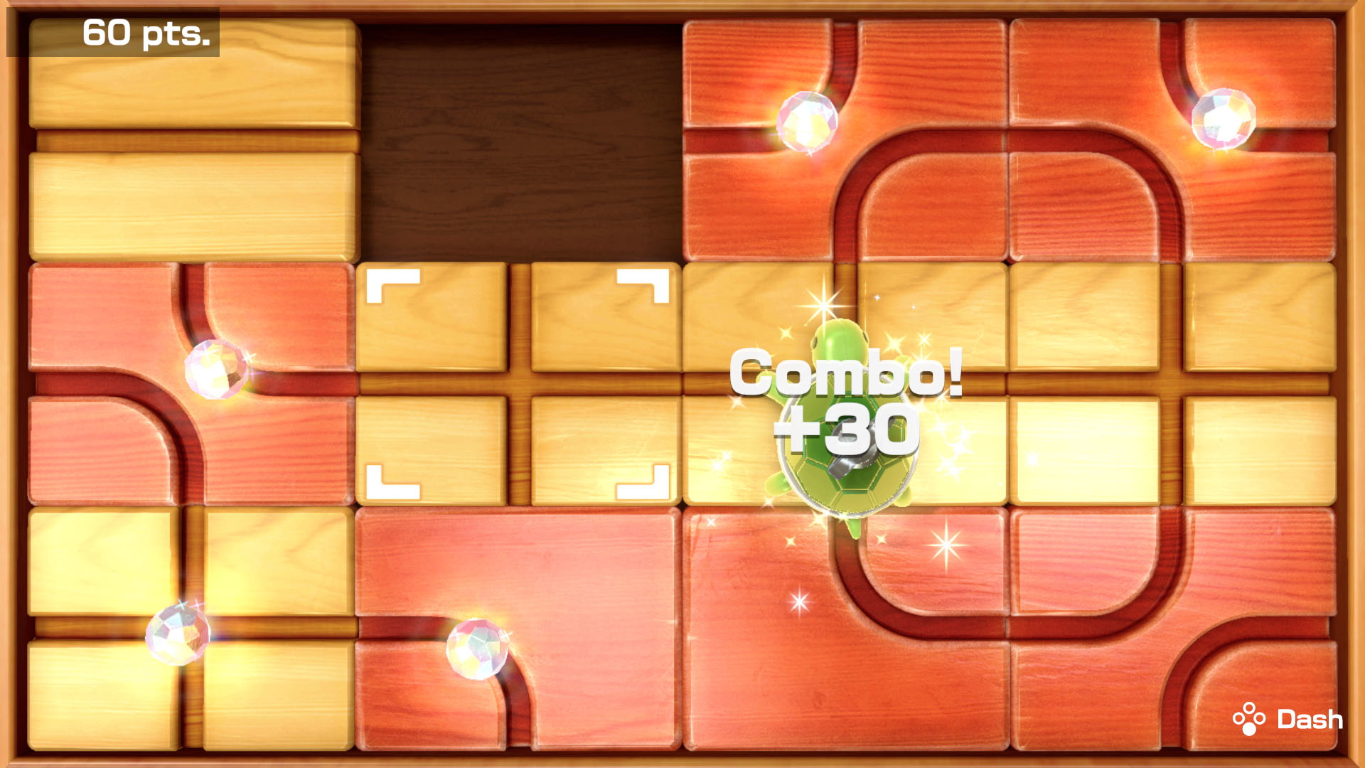 Interfejs gry z drewnianymi klockami, klejnotami i postacią żółwia. Wyświetlany jest wynik combo.