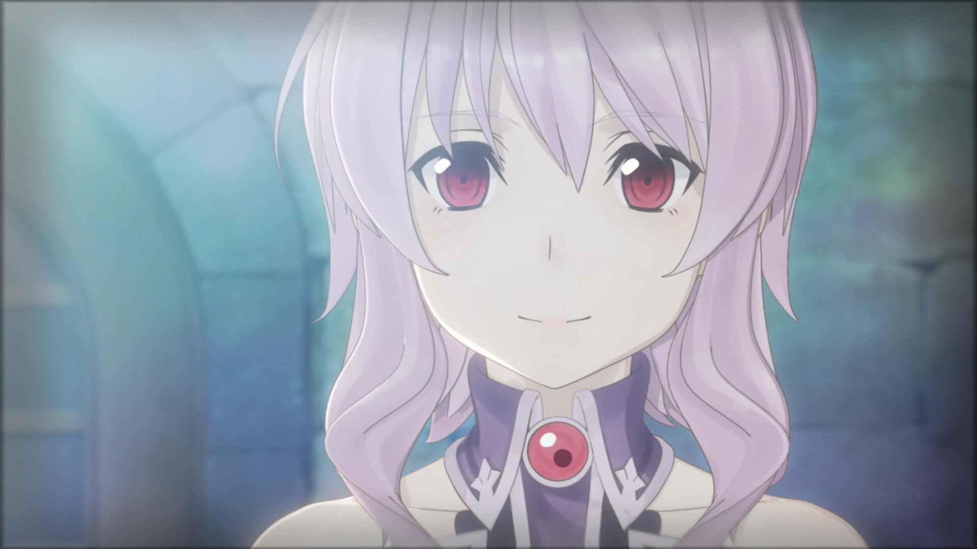 Anime-Mädchen mit rosa Haaren und roten Augen lächelt. Sie trägt ein lila-weißes Outfit. Der Hintergrund ist unscharf.