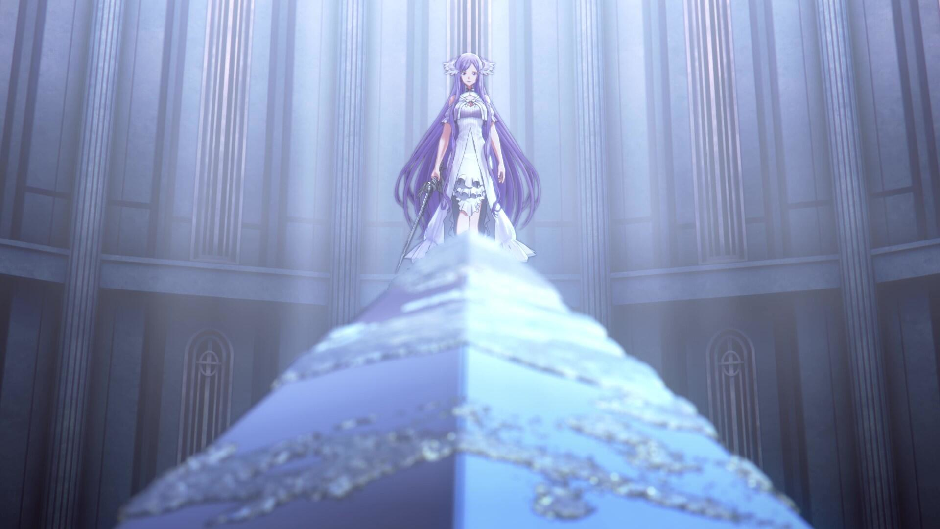 Una donna anime con i capelli viola e un vestito bianco è in piedi su una piattaforma in una grande sala, con una spada in mano. Lo sfondo è un edificio alto.