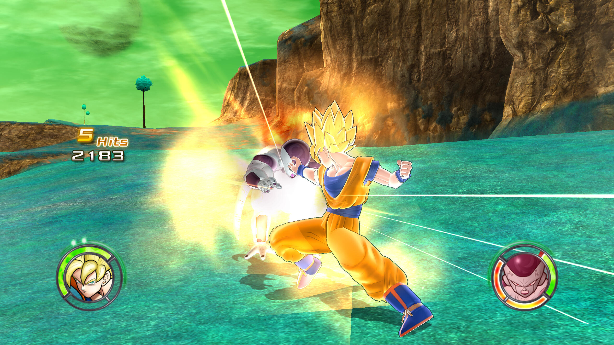 Goku in Super-Saiyajin-Form kämpft gegen Freezer. Energie-Strahlen und Aufprall-Effekte sind sichtbar. Spieloberflächenelemente sind vorhanden.